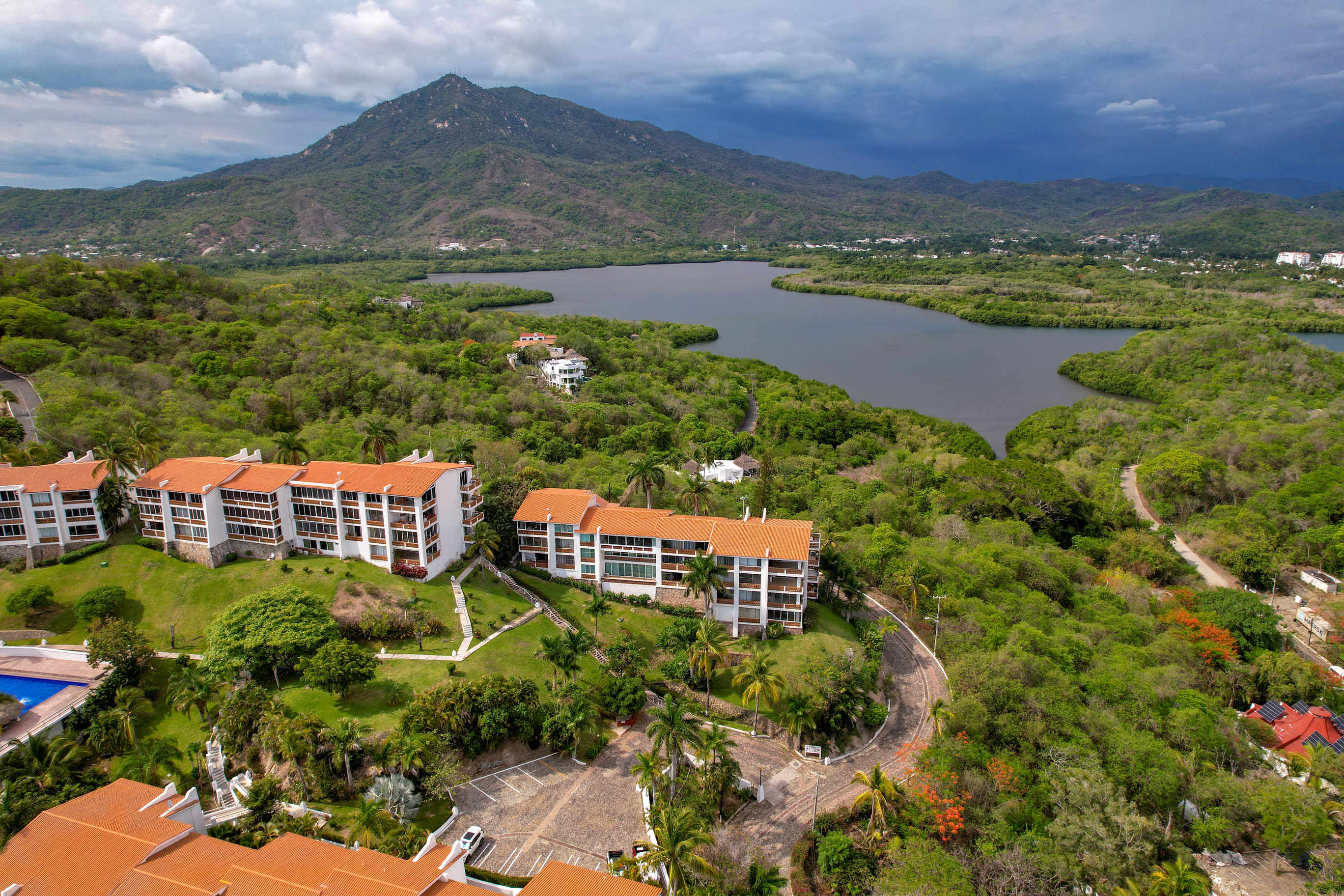  Departamento en venta en Vida del Mar, Manzanillo-planta baja y vista al jardín - 物件實景