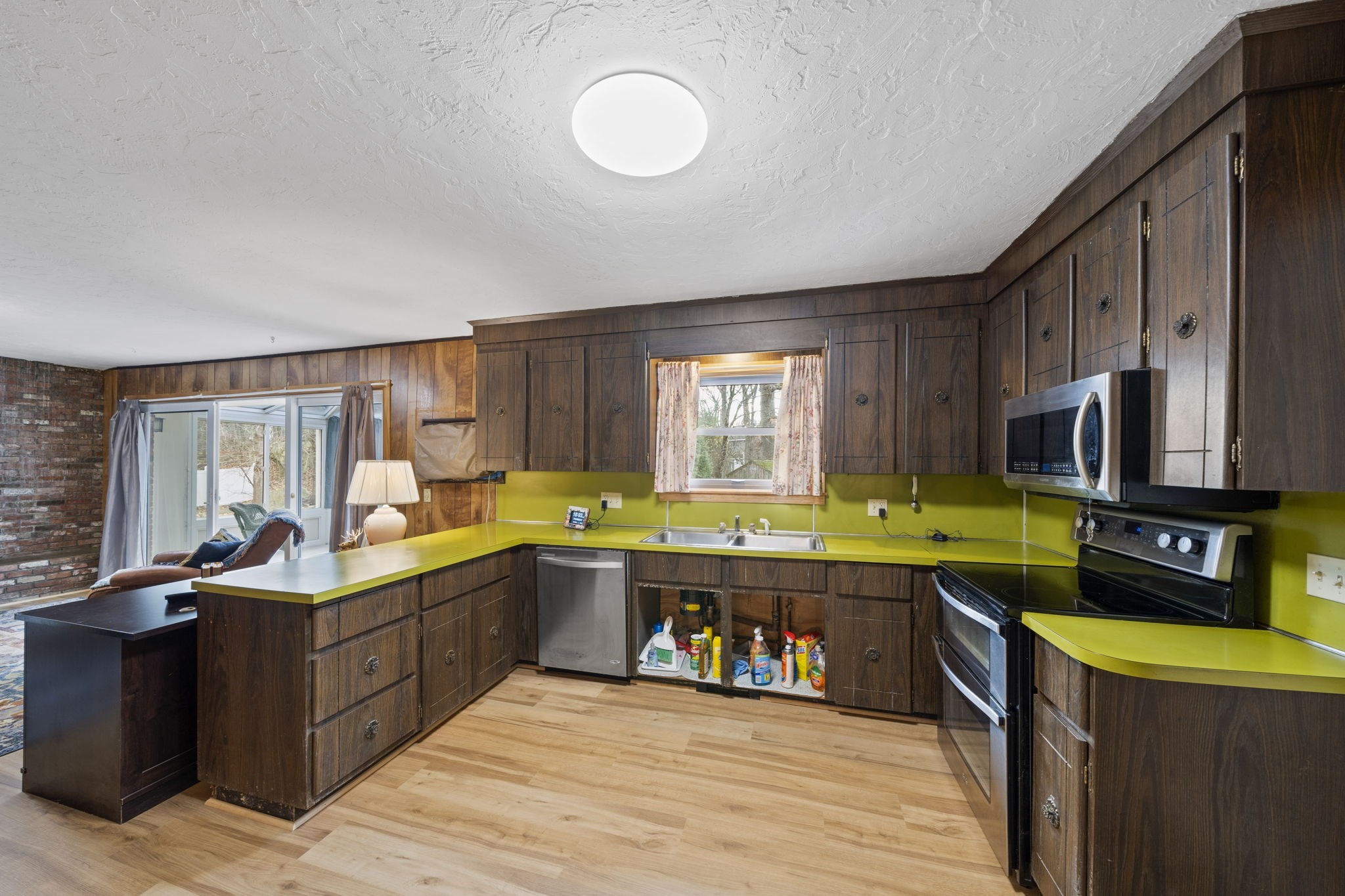 Braintree, Massachusetts, 02184, United States, 3 Bedrooms Bedrooms, ,2 BathroomsBathrooms,Residential,For Sale,2005406