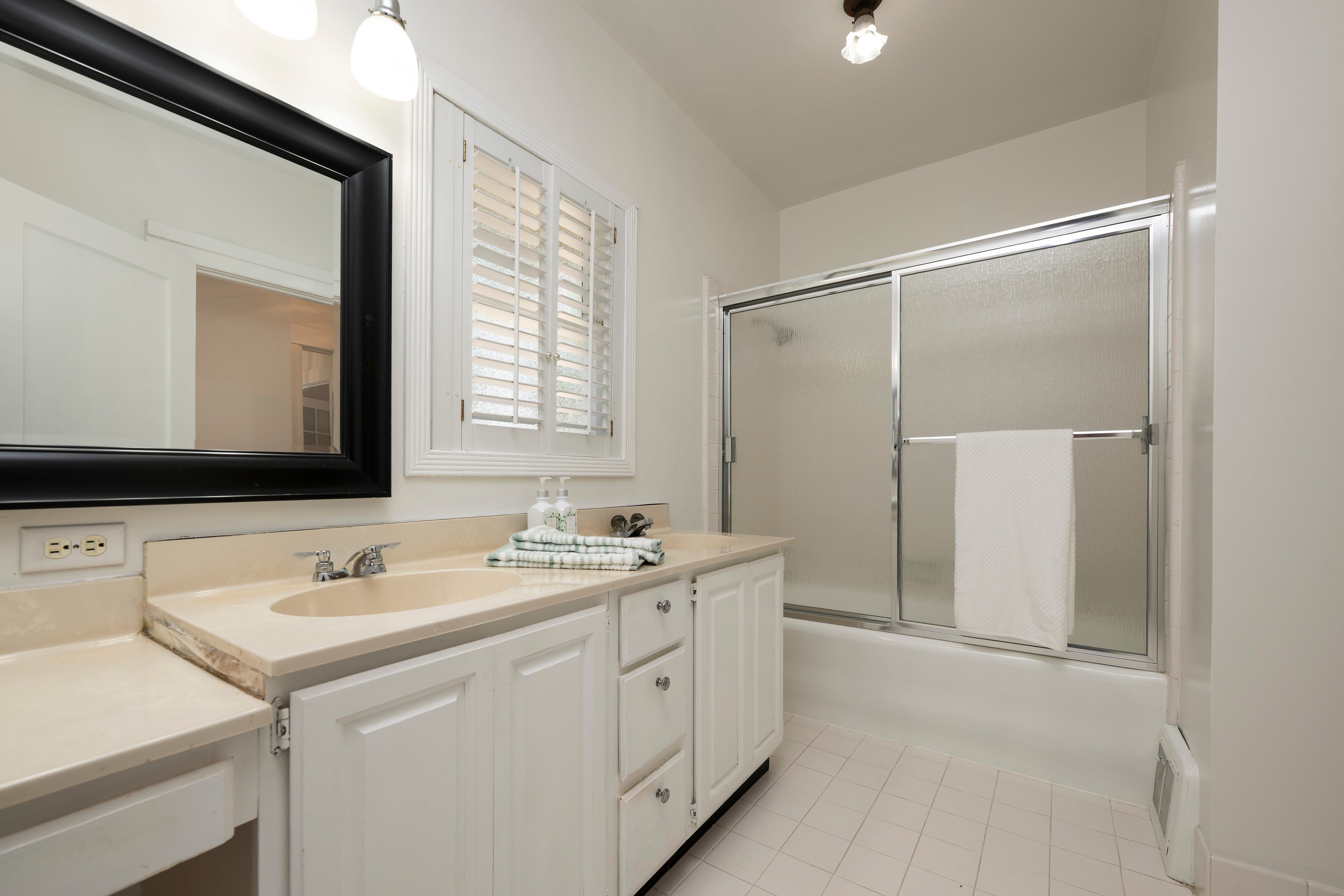  Charming Single-Level Home With ADU on Large Flat Lot - 物件實景