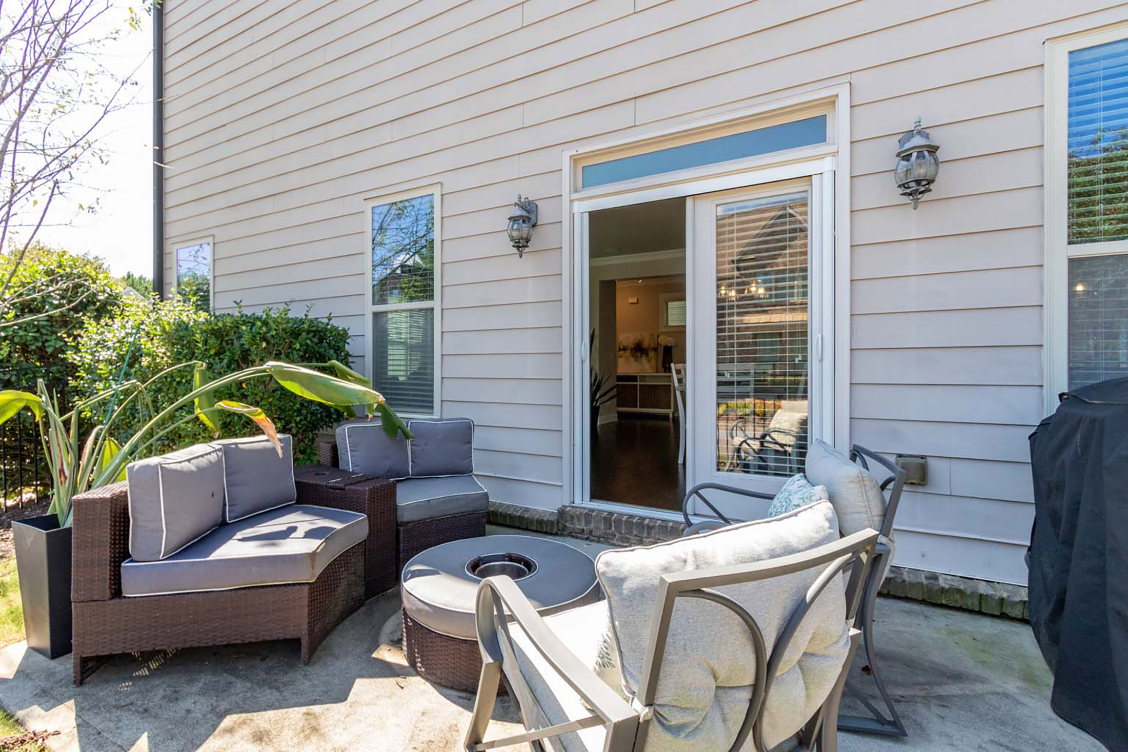  Four-Bedroom Brick Corner Lot in Jamestown - 物件實景