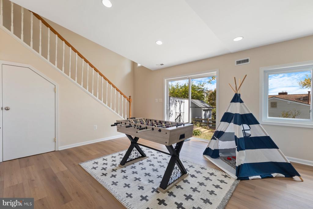 Takoma Park, Maryland, 20912, United States, 2 Bedrooms Bedrooms, ,2 BathroomsBathrooms,Residential,For Sale,1974718