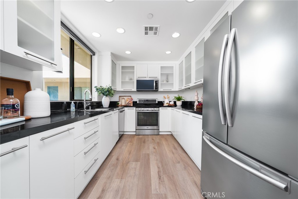 Glendale, California, 91205, United States, 2 Bedrooms Bedrooms, ,2 BathroomsBathrooms,Residential,For Sale,1950855
