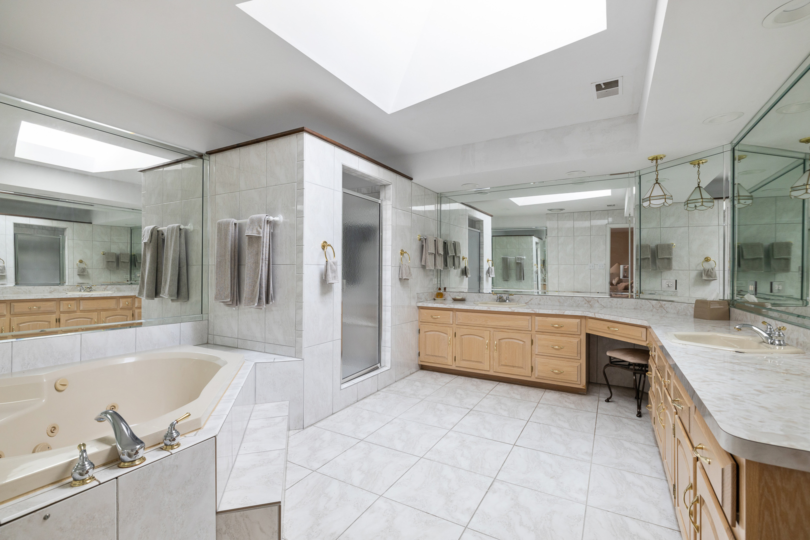 Homer Glen, Illinois, 60491, United States, 4 Bedrooms Bedrooms, ,5 BathroomsBathrooms,Residential,For Sale,1940252