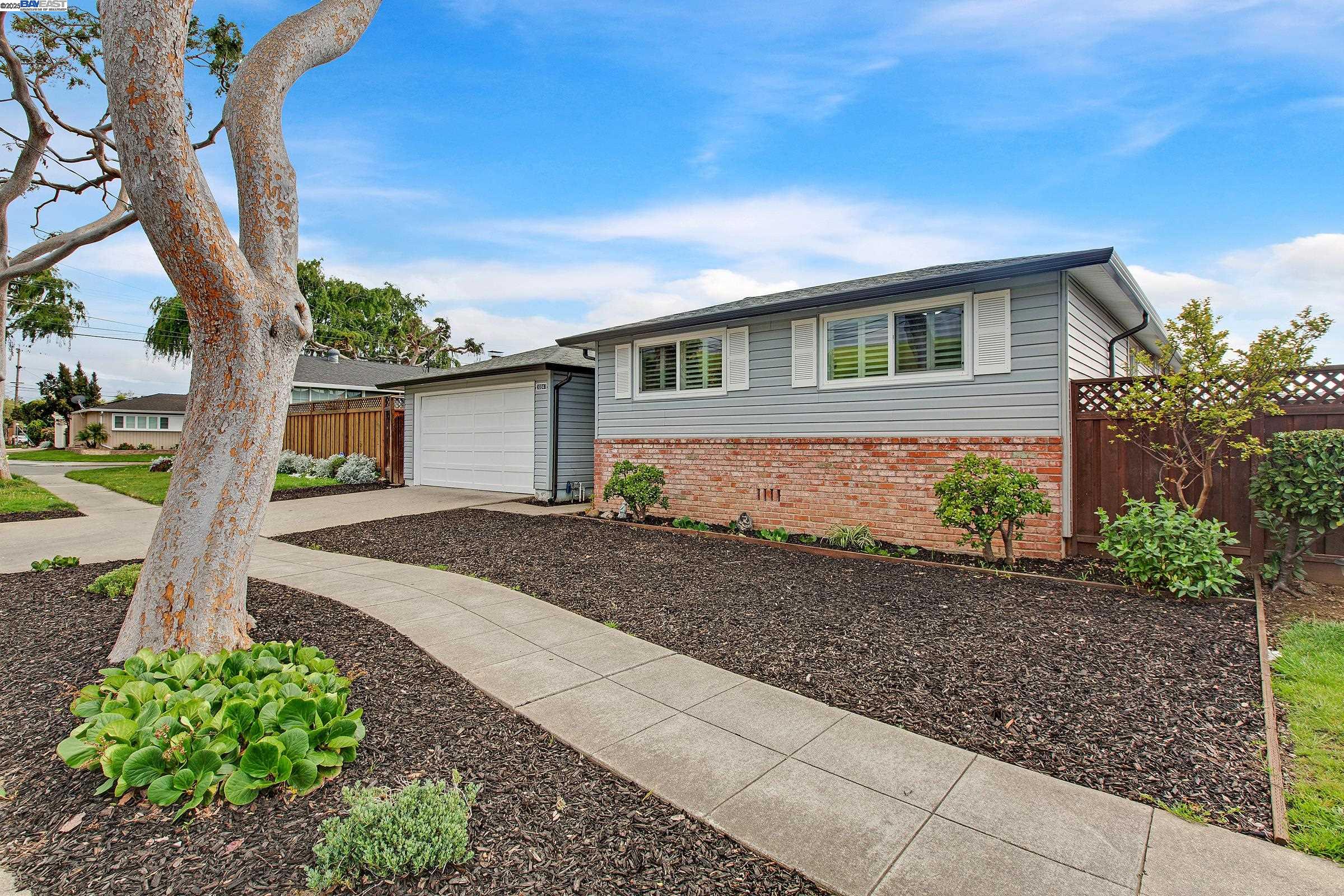 Hayward, California, 94544, United States, 6 Bedrooms Bedrooms, ,2 BathroomsBathrooms,Residential,For Sale,1868213