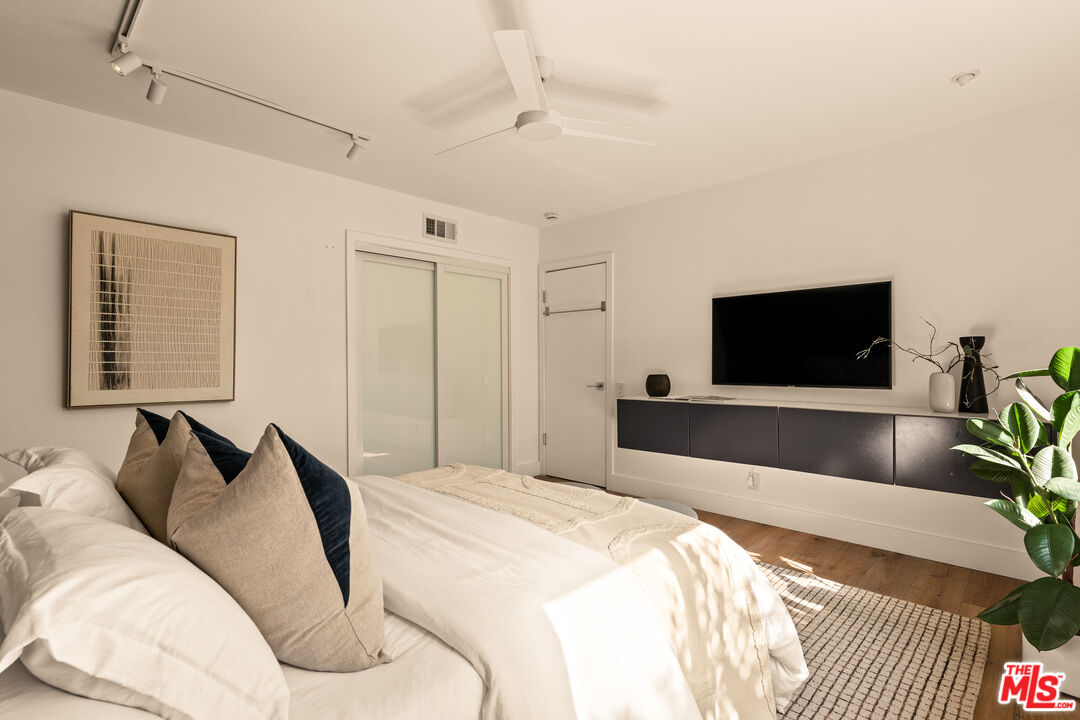 Los Angeles, California, 90027, United States, 4 Bedrooms Bedrooms, ,2 BathroomsBathrooms,Residential,For Sale,1989573