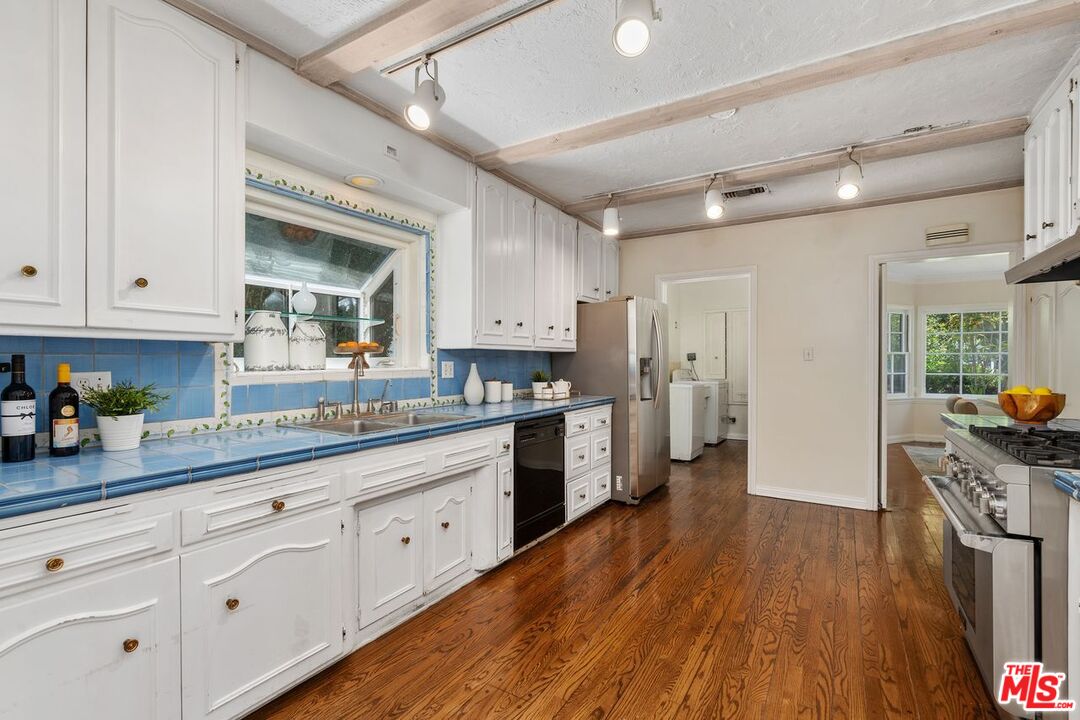 Los Angeles, California, 90049, United States, 3 Bedrooms Bedrooms, ,3 BathroomsBathrooms,Residential,For Sale,1902649
