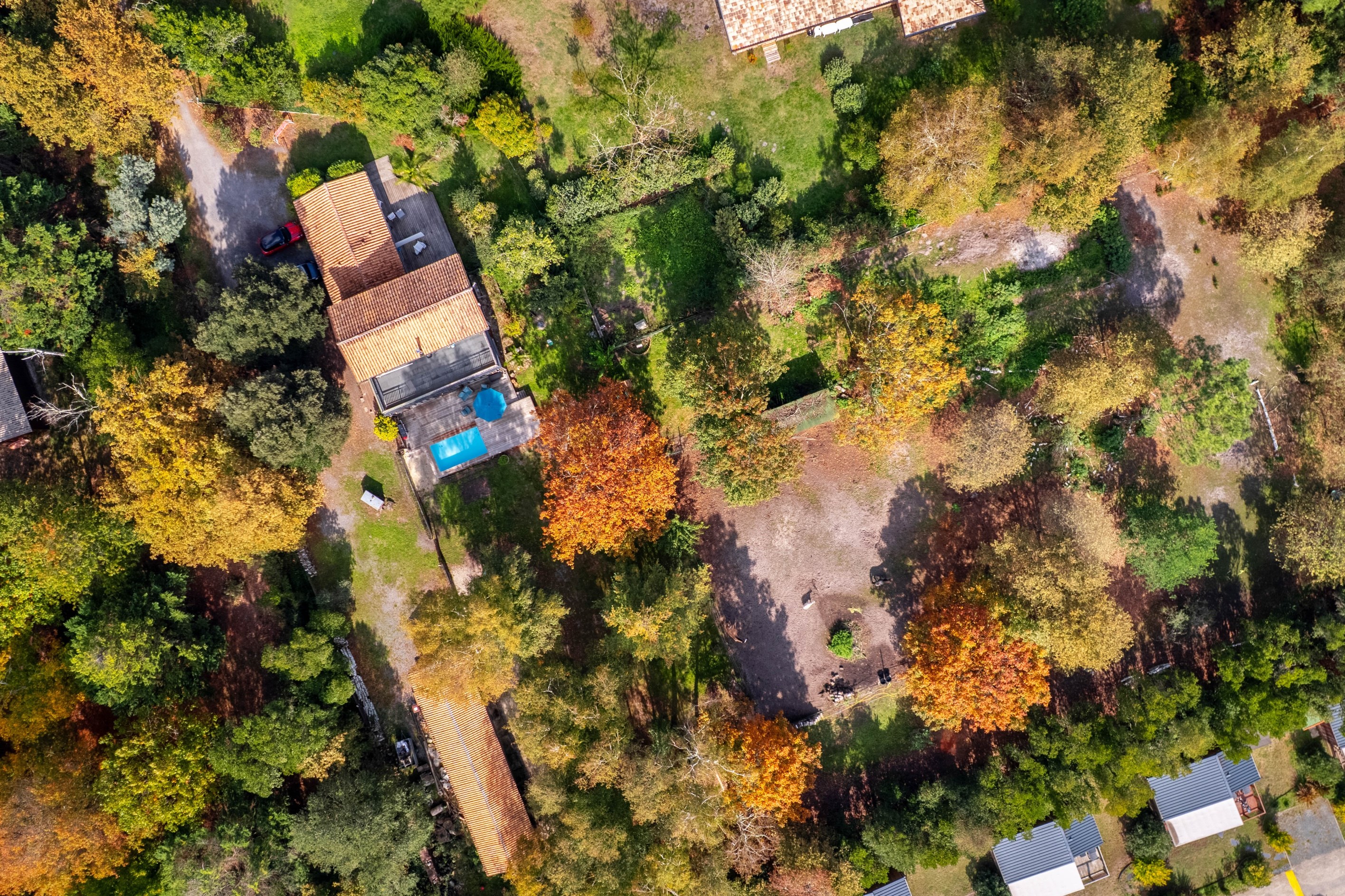  CHARMING WOOD-CLAD VILLA IN A QUIET, IDYLLIC LOCATION IN THE HEART OF A FULLY F… - 物件實景