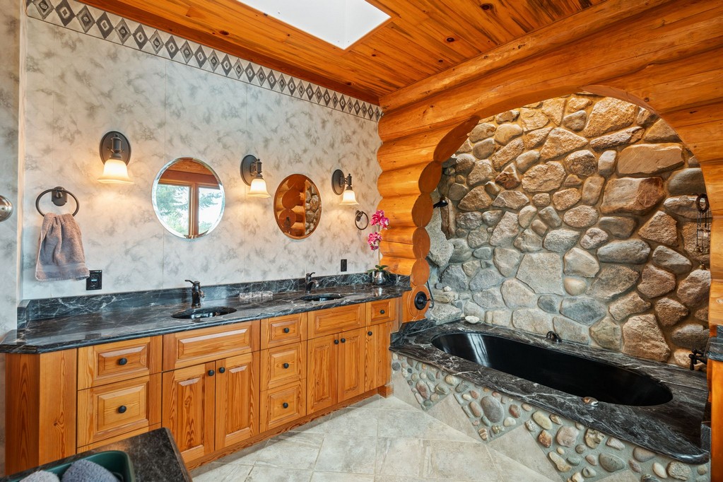 Bonners Ferry, Idaho, 83805, United States, 3 Bedrooms Bedrooms, ,4 BathroomsBathrooms,Residential,For Sale,1984473