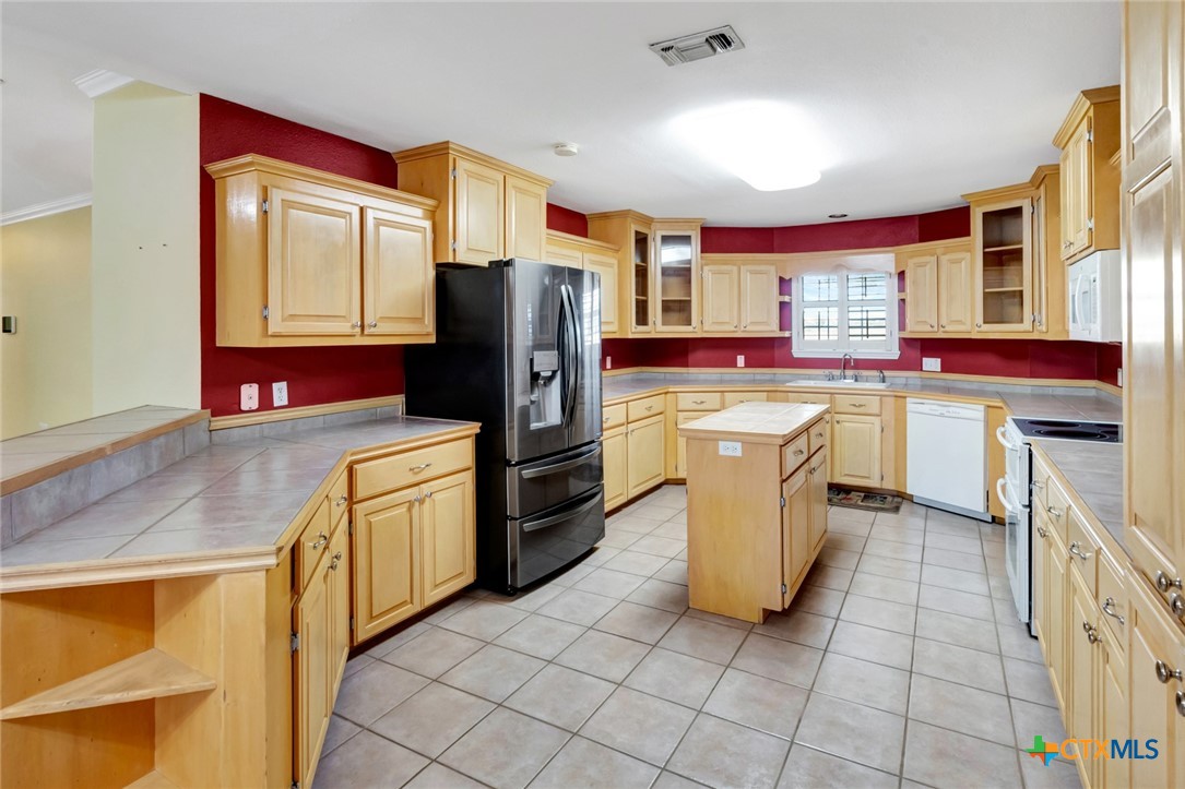 Victoria, Texas, 77904, United States, 3 Bedrooms Bedrooms, ,3 BathroomsBathrooms,Residential,For Sale,1989314