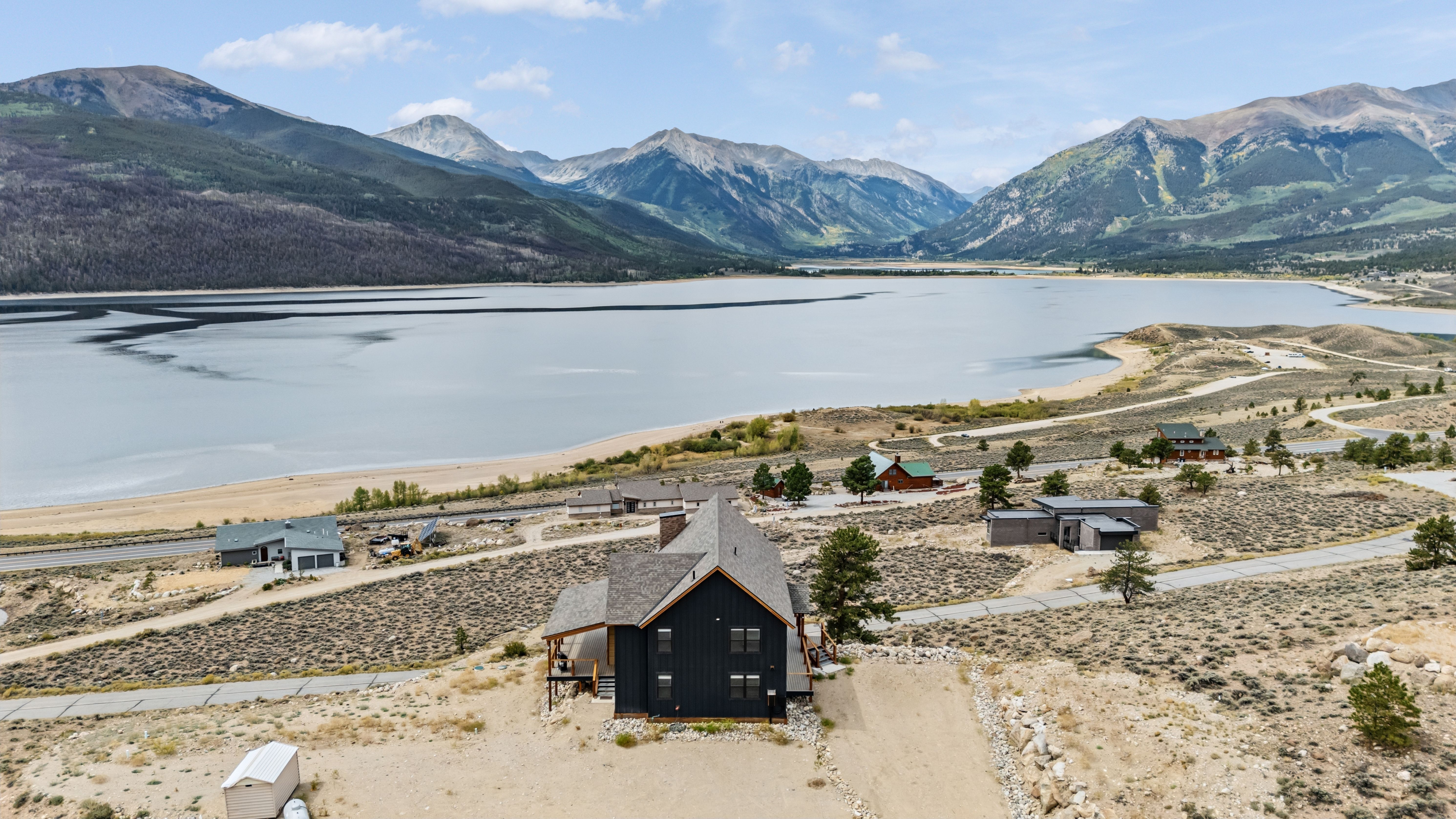  New Construction with Show-Stopping Twin Lakes Views - 物件實景