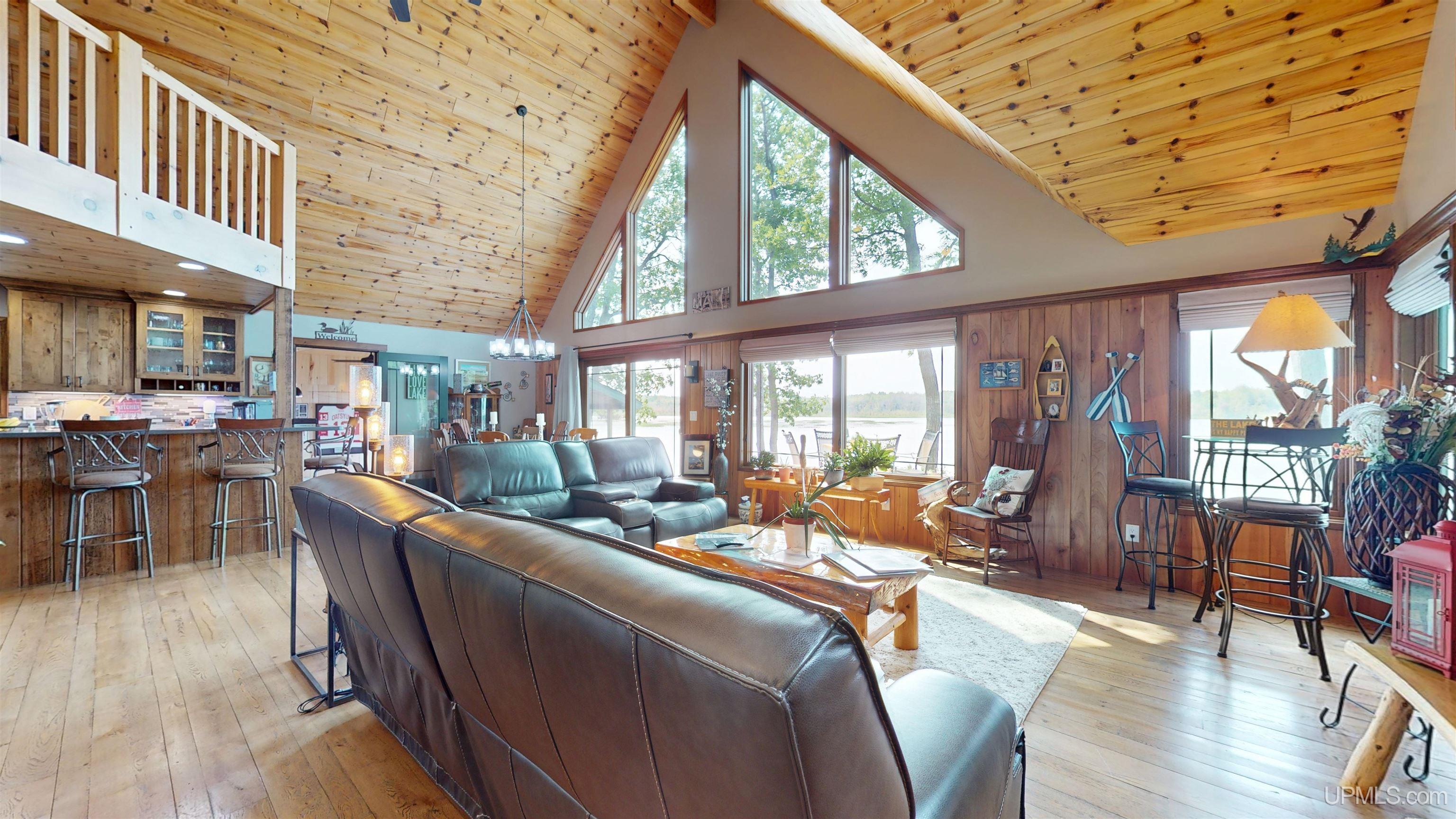 Marquette, Michigan, 49855, United States, 2 Bedrooms Bedrooms, ,4 BathroomsBathrooms,Residential,For Sale,1892873