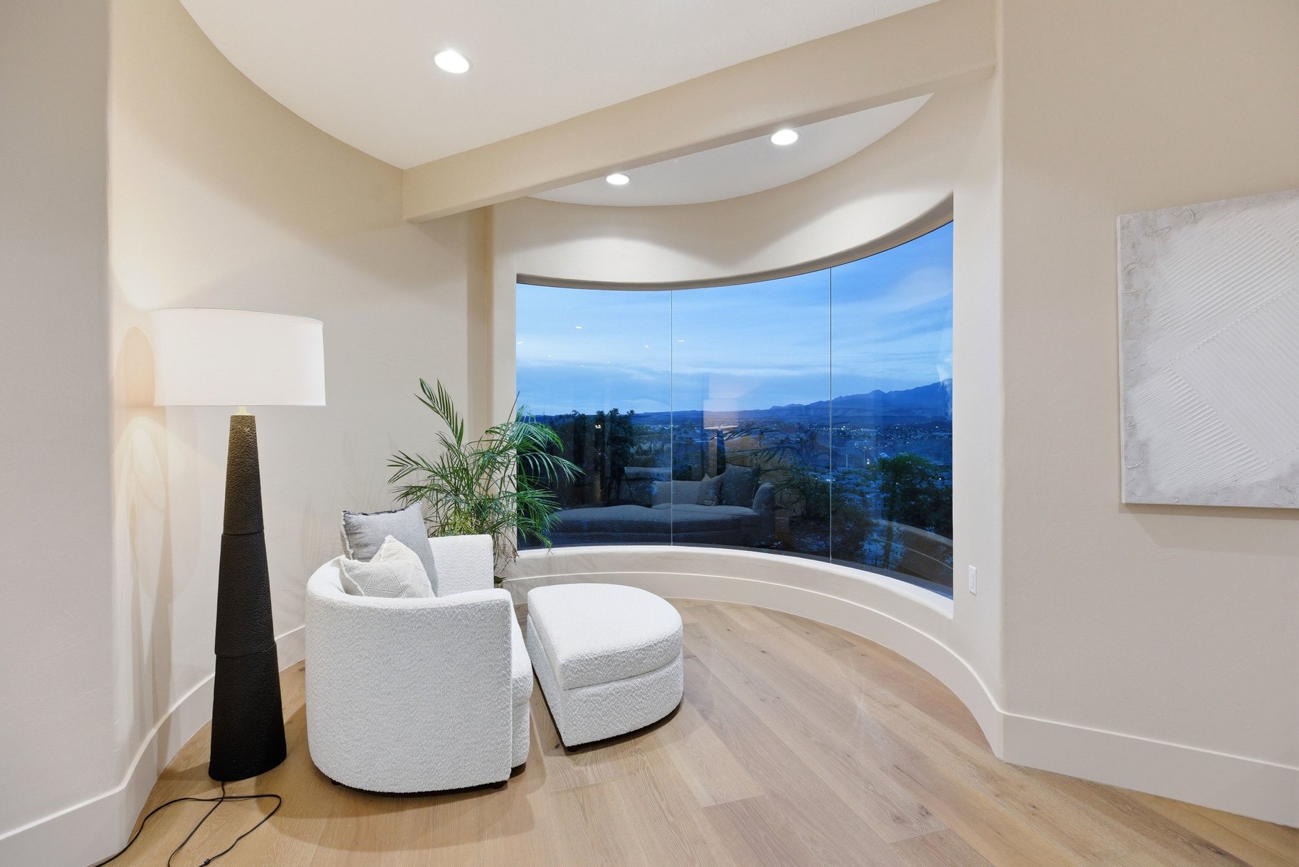  On The edge Of Stone Cliff With Sweeping Stunning City And Mountain Views - 物件實景