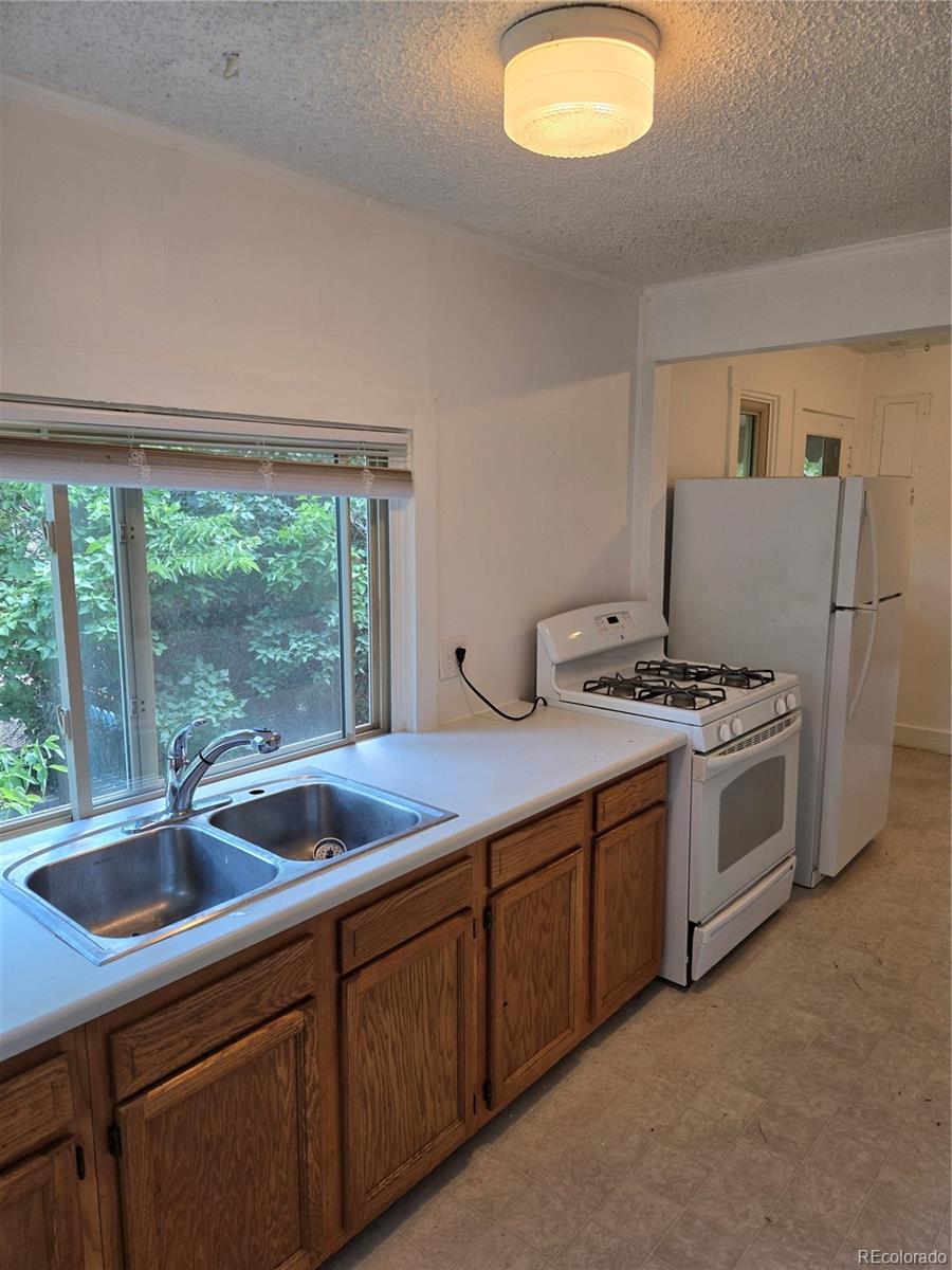 Lakewood, Colorado, 80215, United States, 4 Bedrooms Bedrooms, ,2 BathroomsBathrooms,Residential,For Sale,1875138