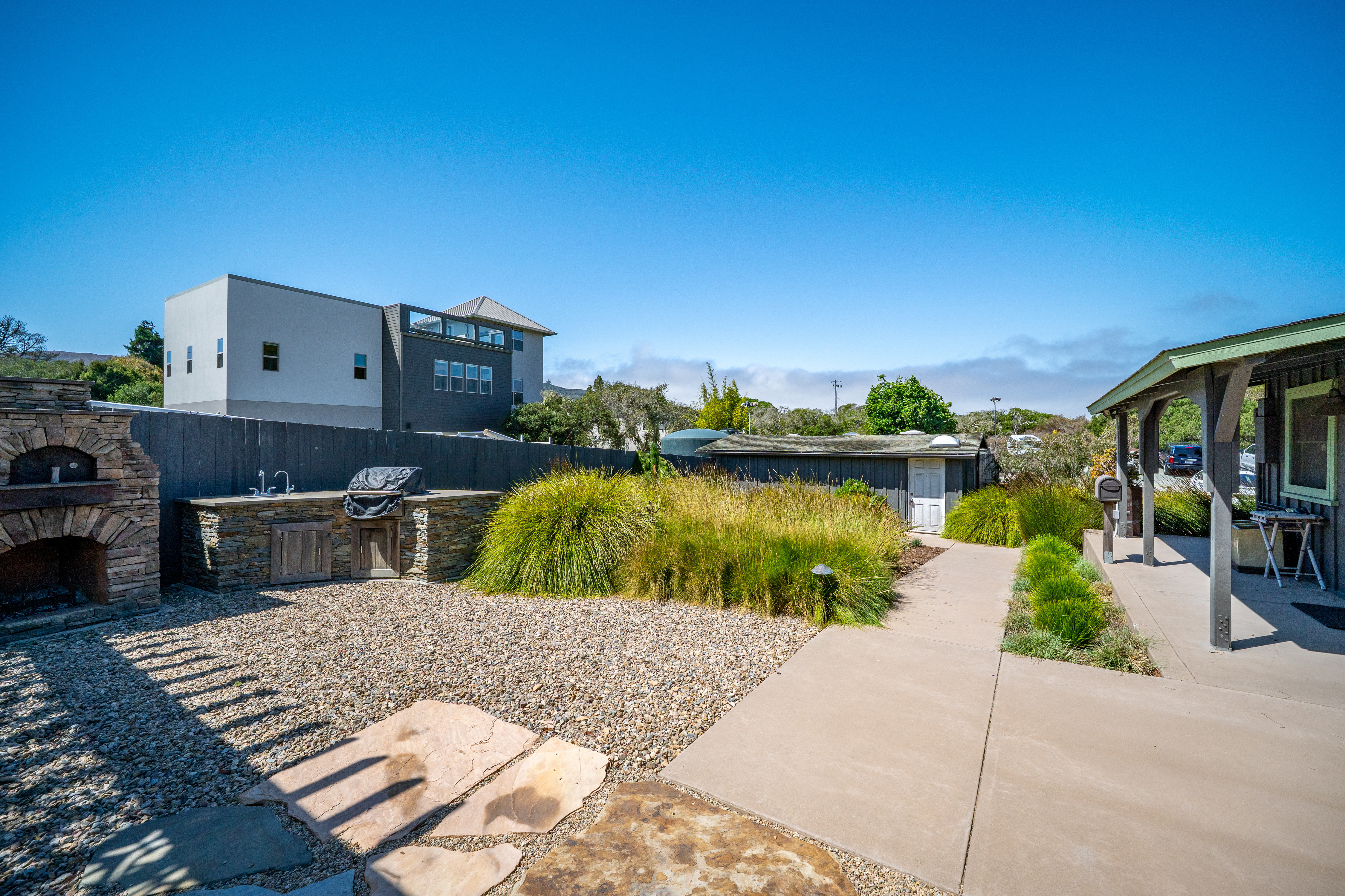  A Rare Coastal Offering: Luxury Living and Income-Generating Opportunity - 物件實景