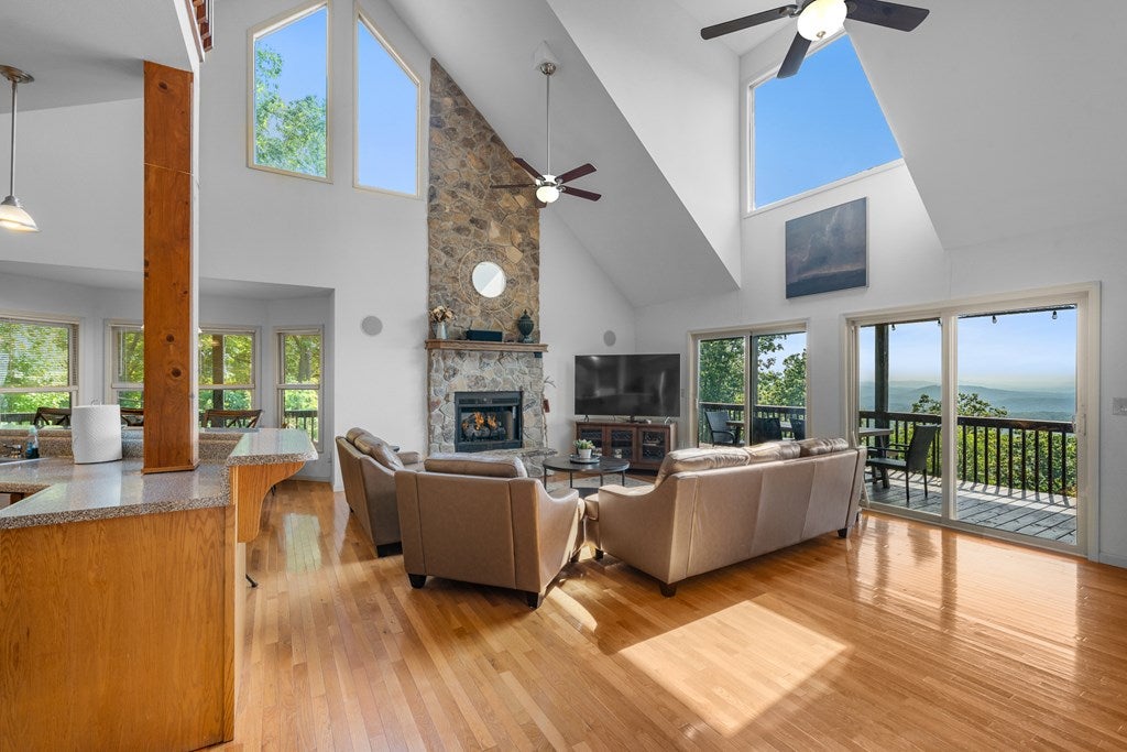 Murphy, North Carolina, 28096, United States, 4 Bedrooms Bedrooms, ,4 BathroomsBathrooms,Residential,For Sale,1871298