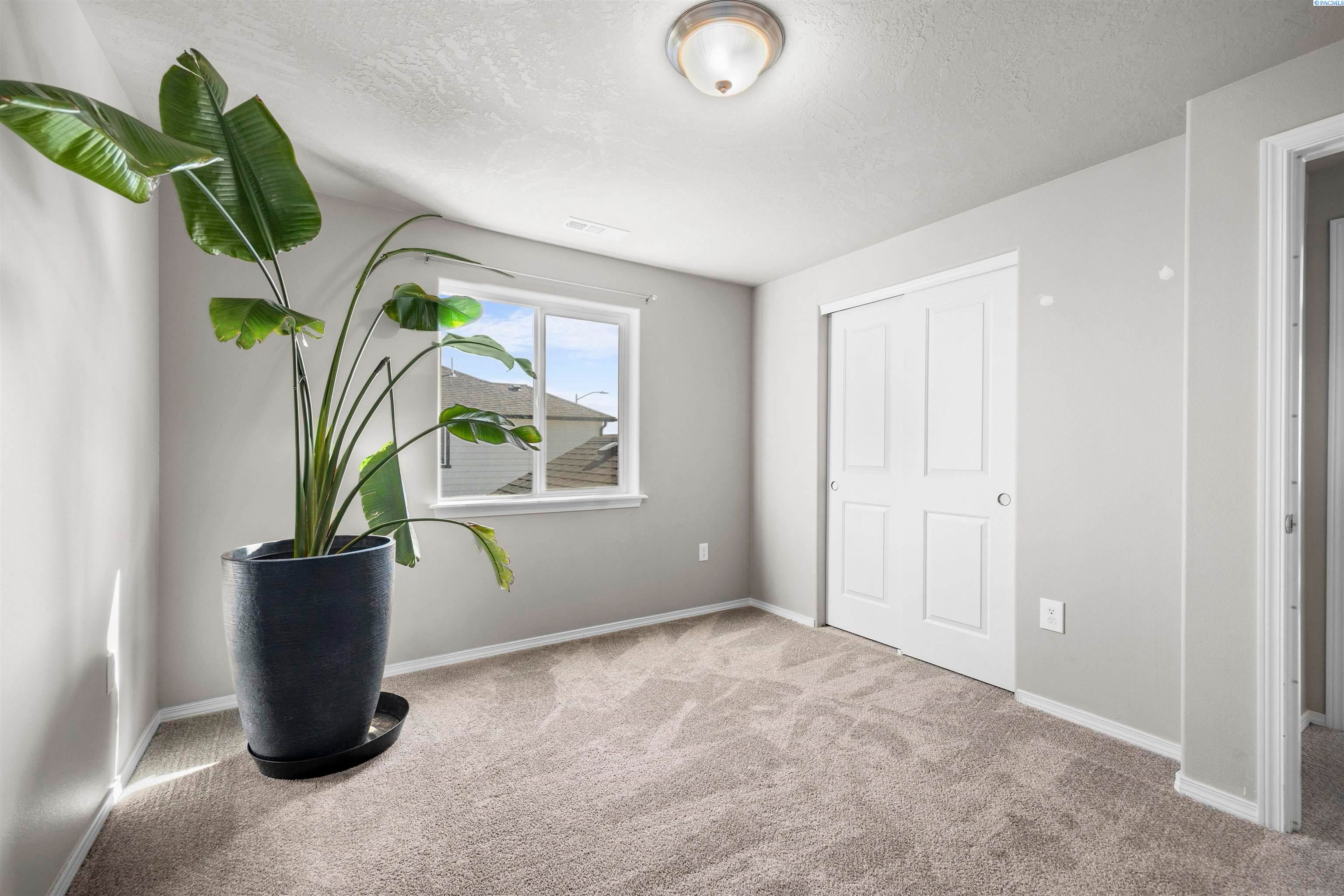 Kennewick, Washington, 99338, United States, 5 Bedrooms Bedrooms, ,3 BathroomsBathrooms,Residential,For Sale,1914232