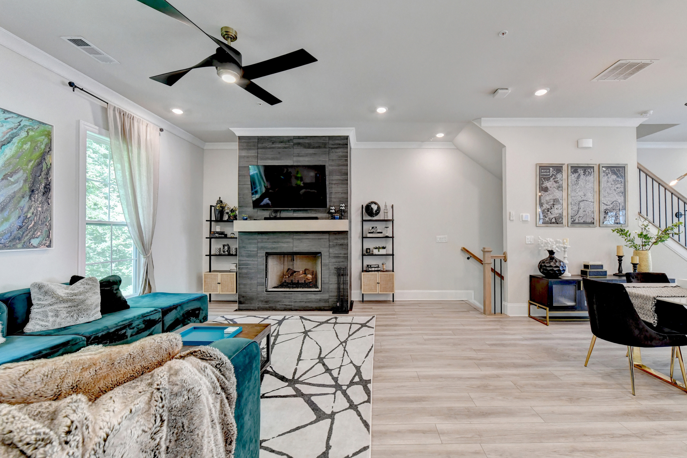  Welcome Home to this Magnificent Three-Story Townhome - 物件實景