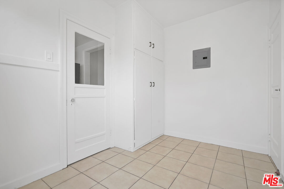 Los Angeles, California, 90036, United States, 3 Bedrooms Bedrooms, ,3 BathroomsBathrooms,Residential,For Sale,1896825