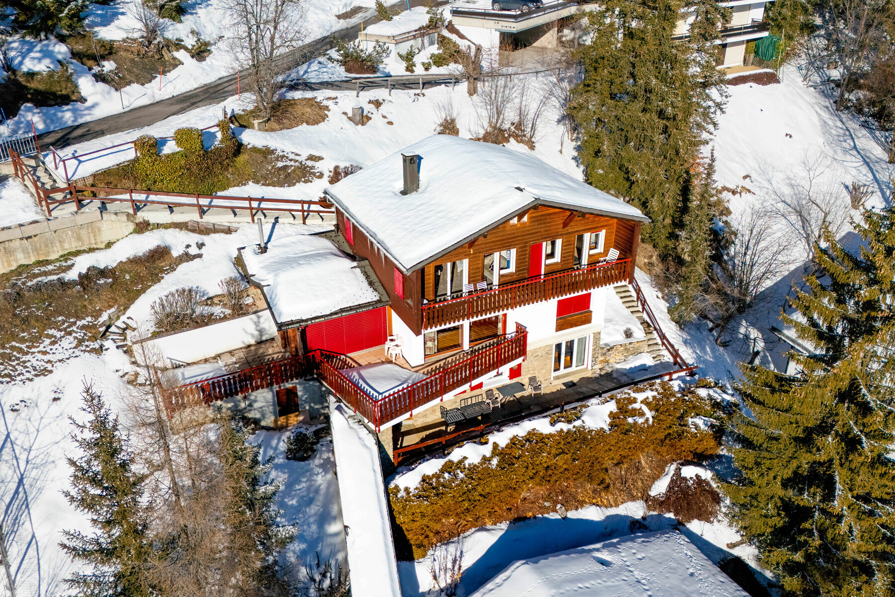 Spacious chalet to renovate near Signal and the center of Montana