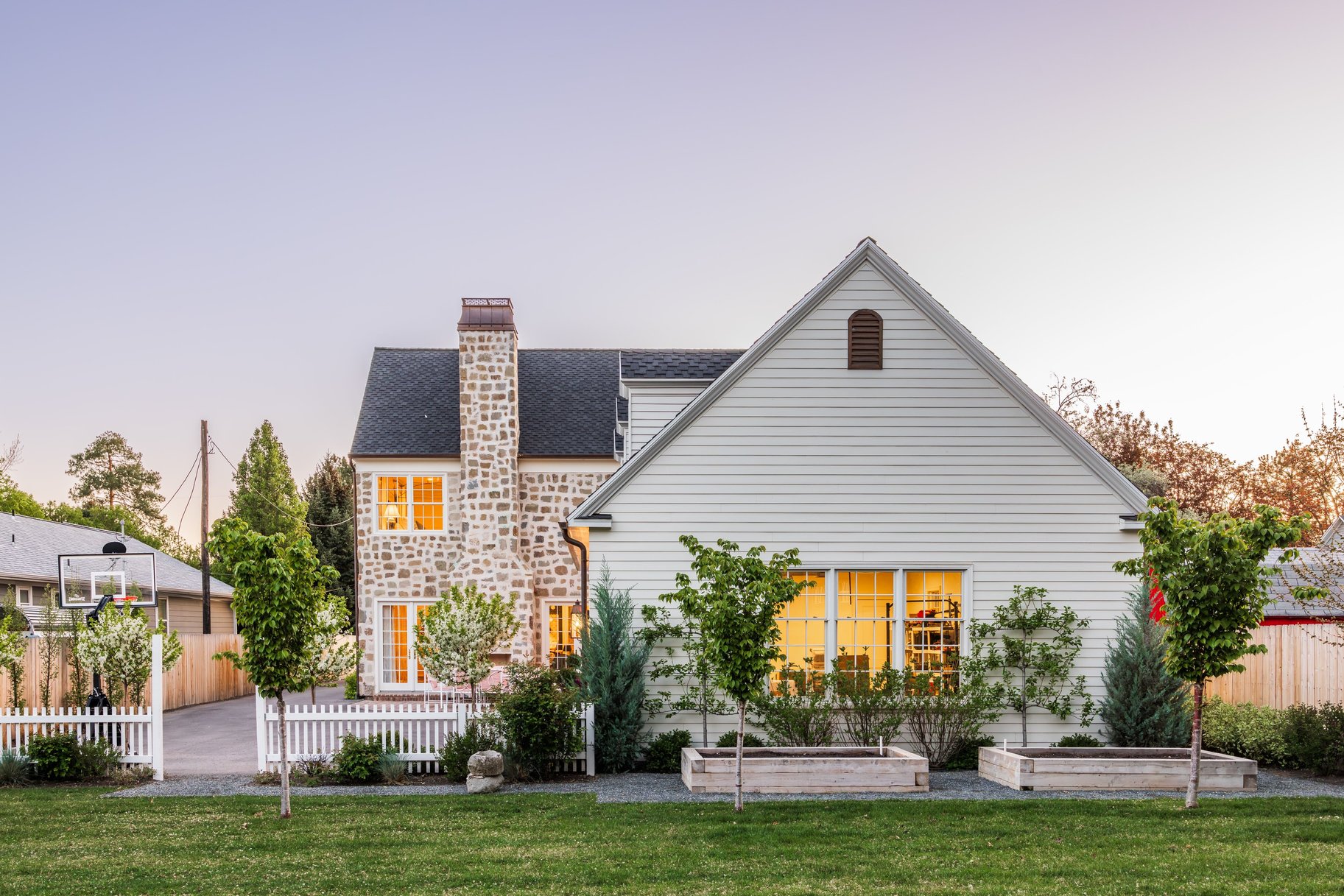  Timeless Colonial Charm Meets Refined Modern Luxury In This Storybook Retreat - 物件實景