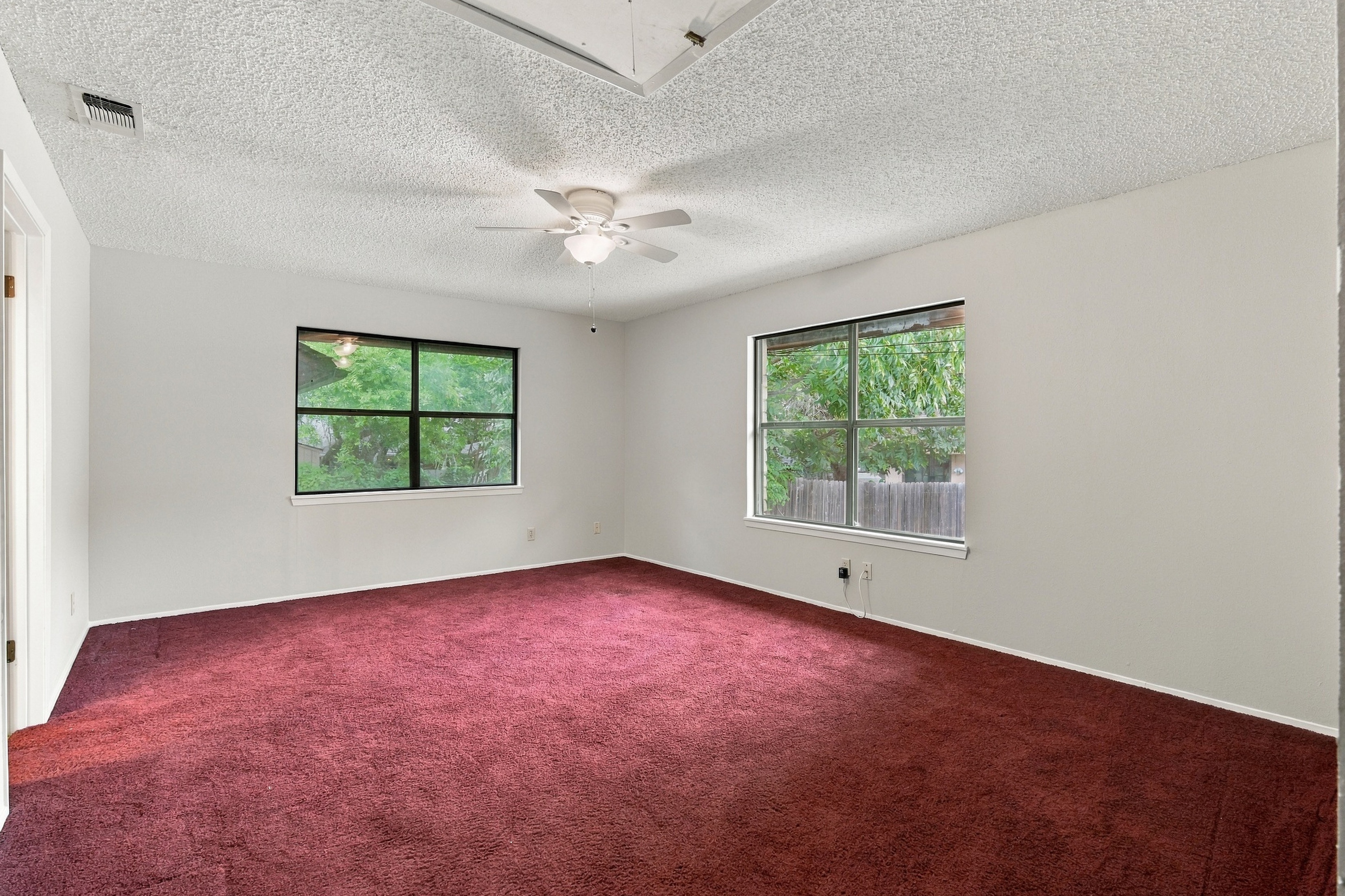  Spacious Living on .33 Acres - 物件實景