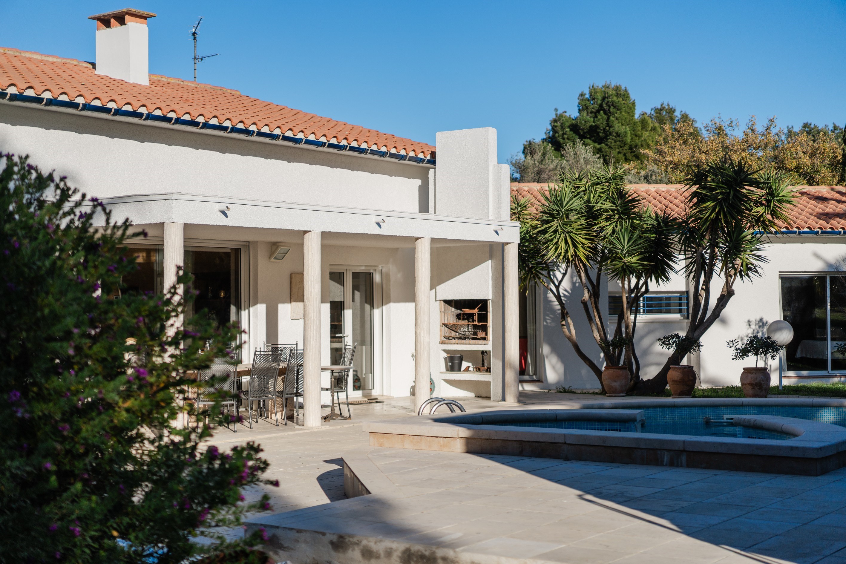  Single-storey living between sea and town - swimming pool - 物件實景