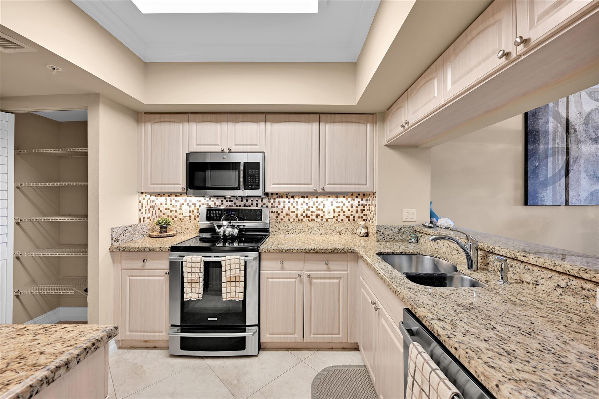 Pompano Beach, Florida, 33062, United States, 2 Bedrooms Bedrooms, ,3 BathroomsBathrooms,Residential,For Sale,1976092