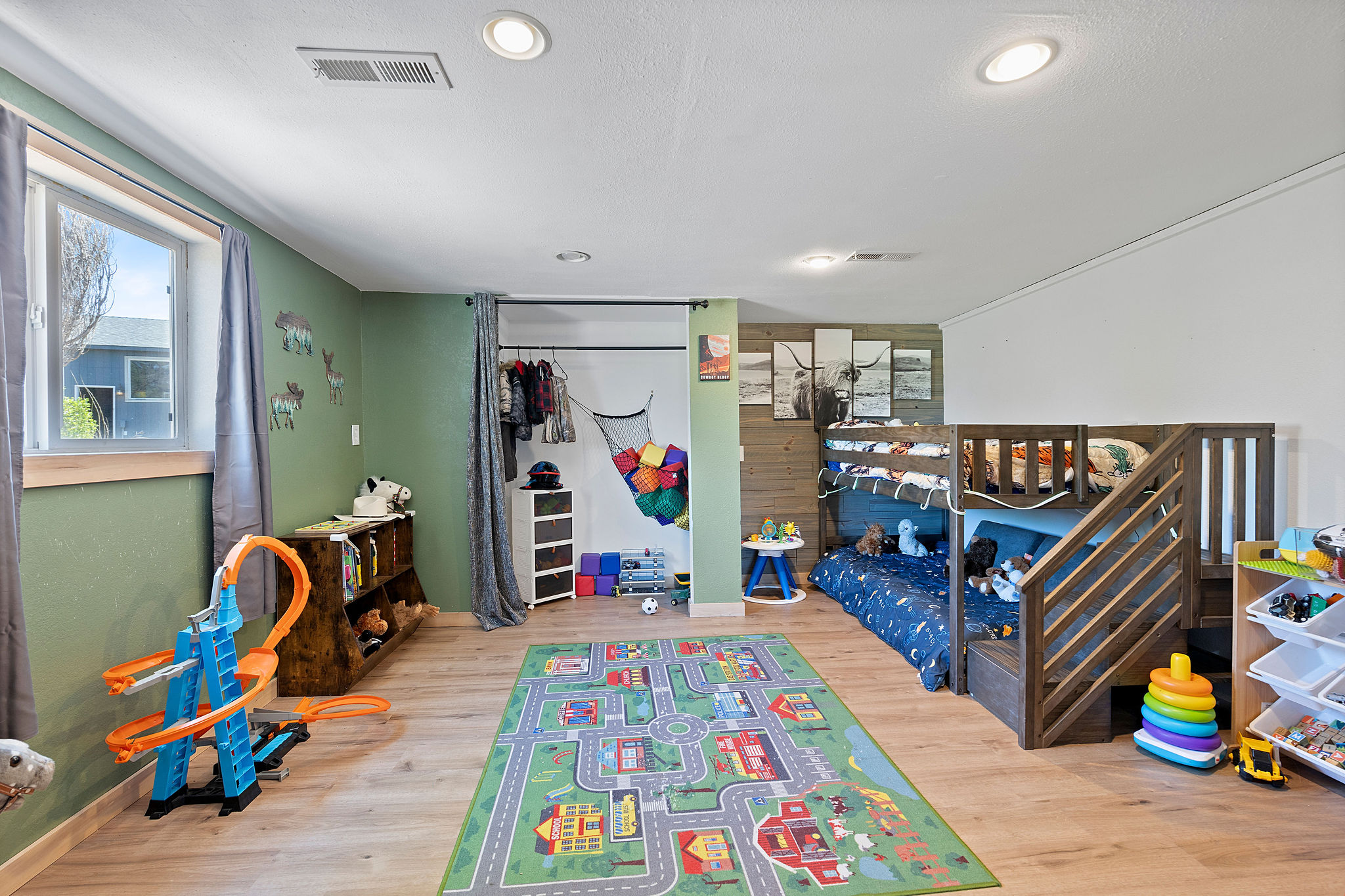 Prineville, Oregon, 97754, United States, 3 Bedrooms Bedrooms, ,2 BathroomsBathrooms,Residential,For Sale,1865780