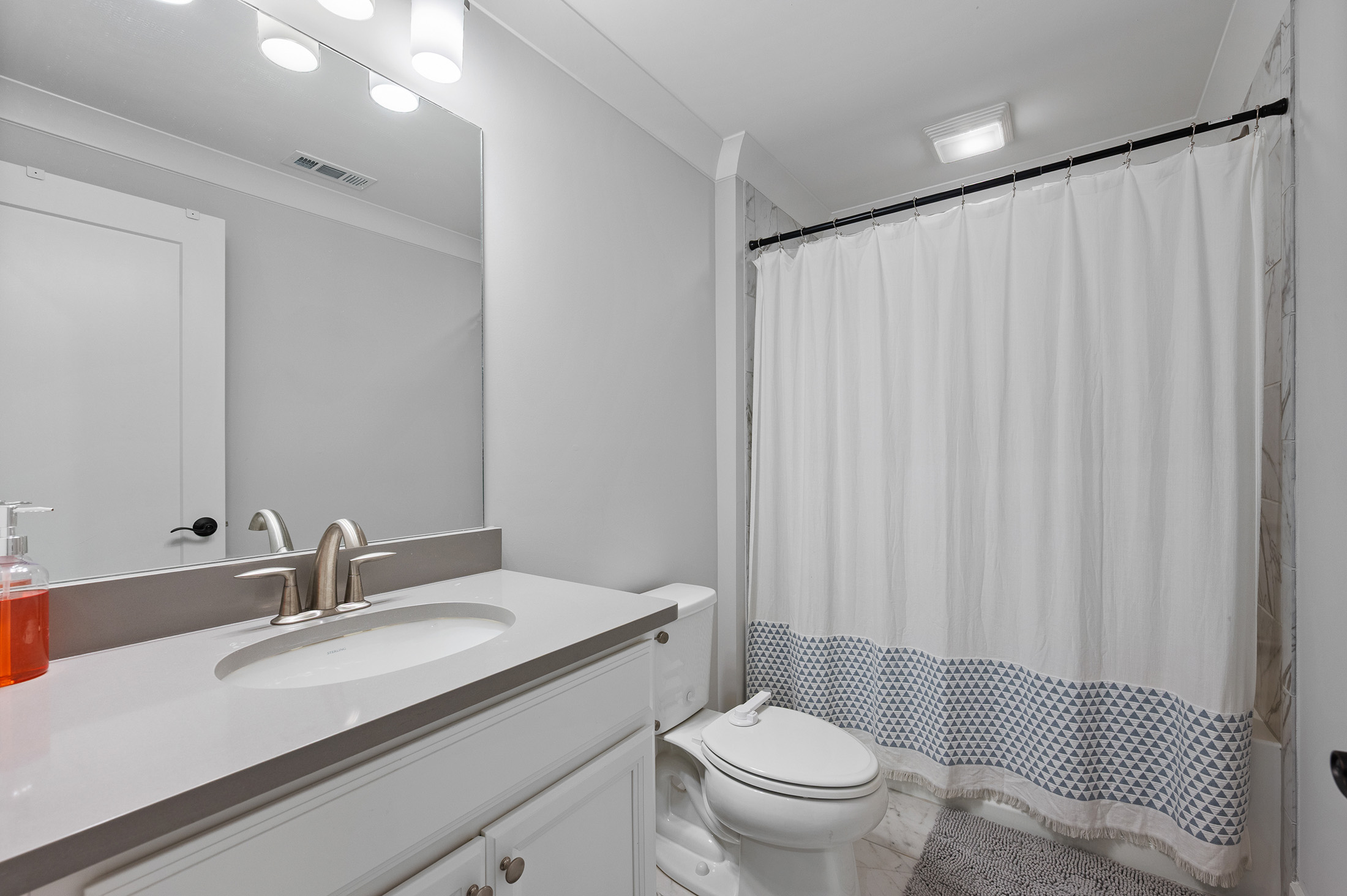  Three Bedroom Roswell Townhome Blends Comfort, Convenience and Style - 物件實景