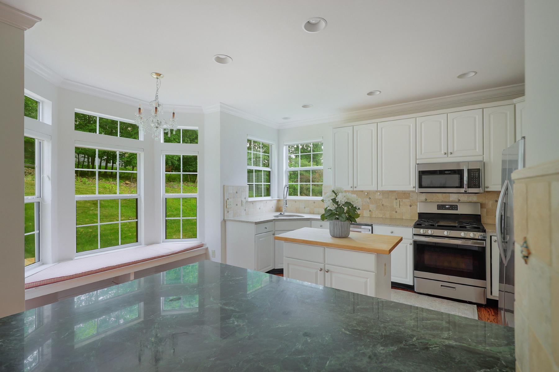  ?Carlisle? Classic Colonial Offers Timeless Charm with Modern Updates - 物件實景