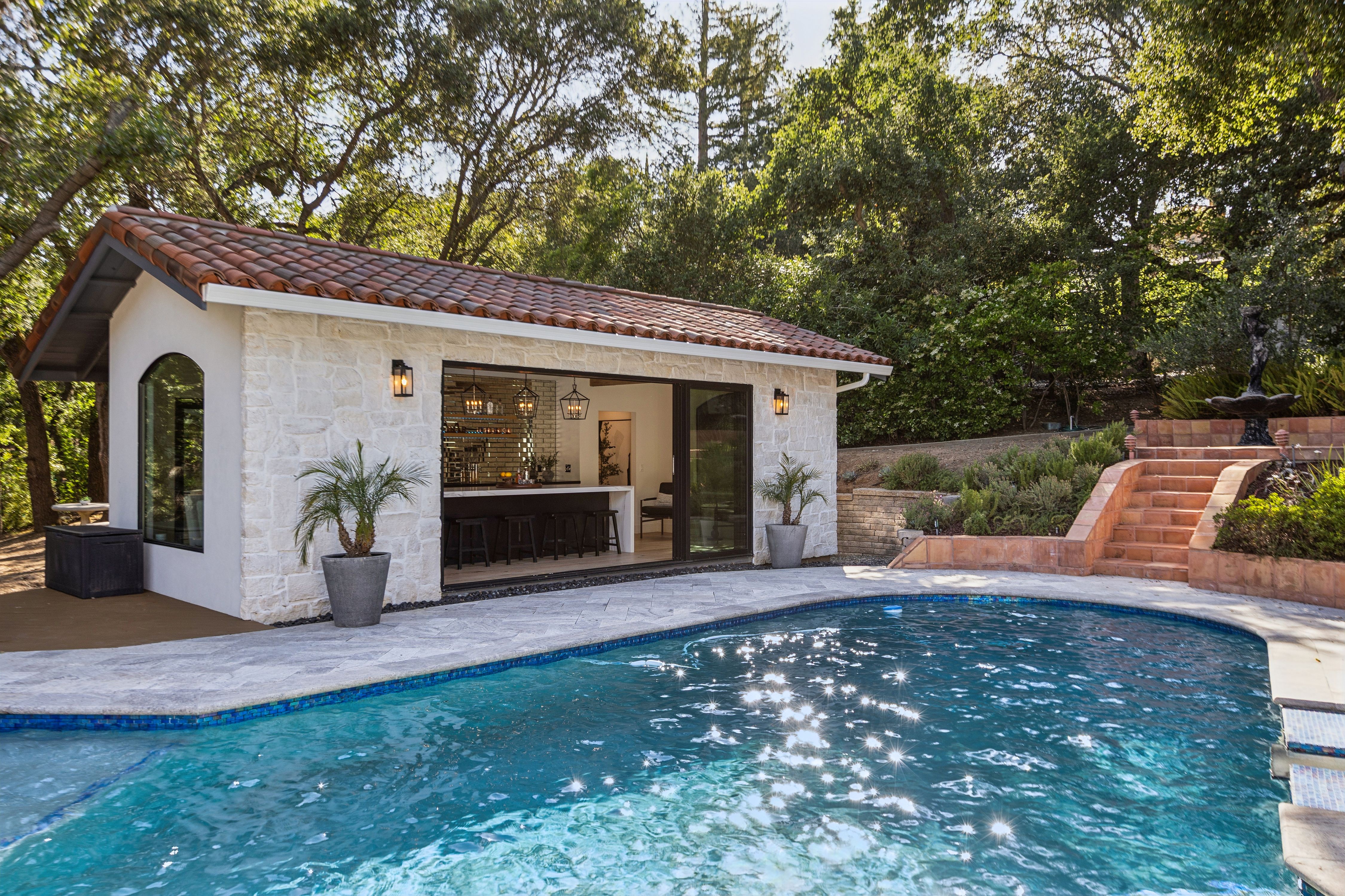  Private Gated Sanctuary With Expansive Outdoor Living - 物件實景
