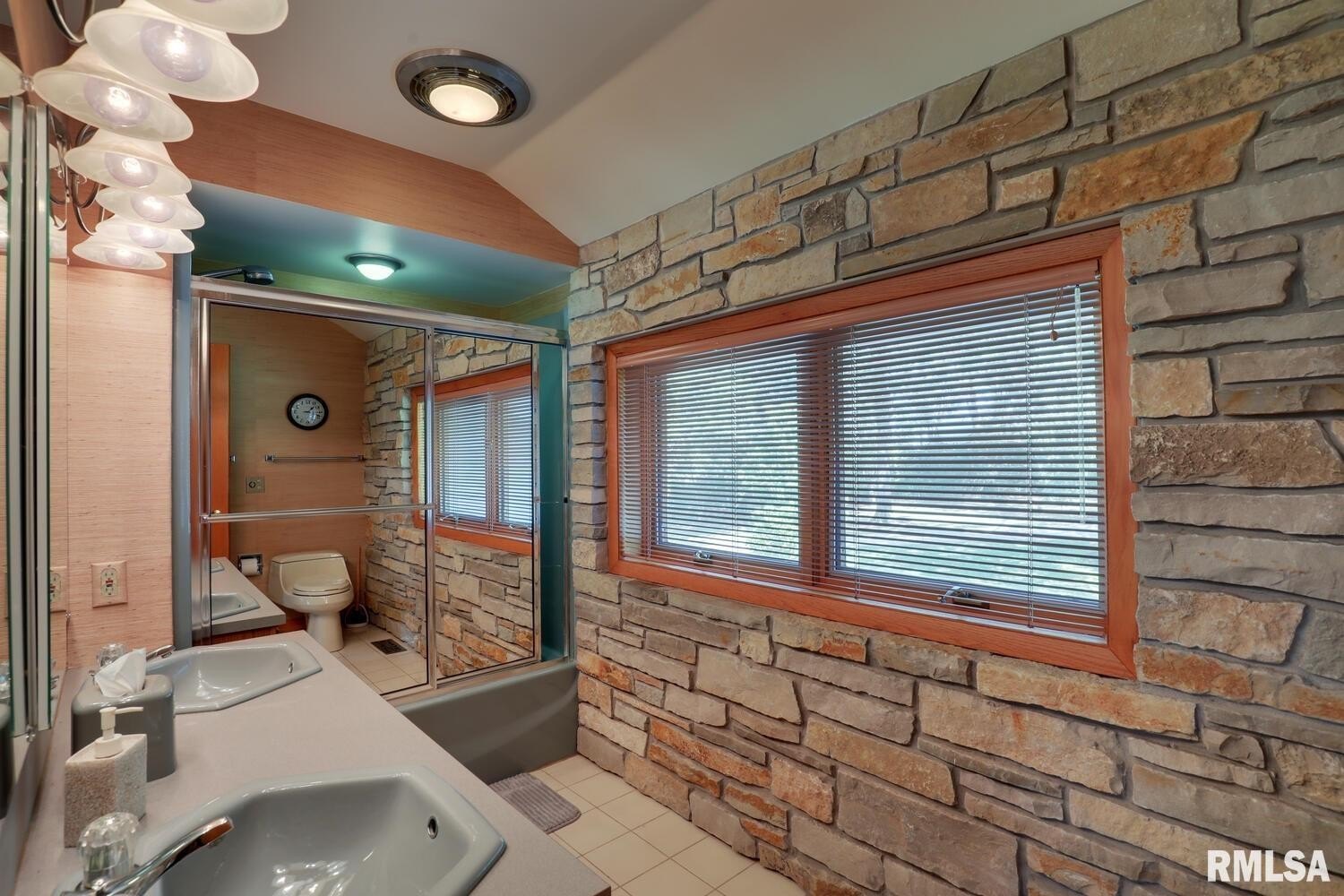 Macomb, Illinois, 61455, United States, 6 Bedrooms Bedrooms, ,5 BathroomsBathrooms,Residential,For Sale,1982236