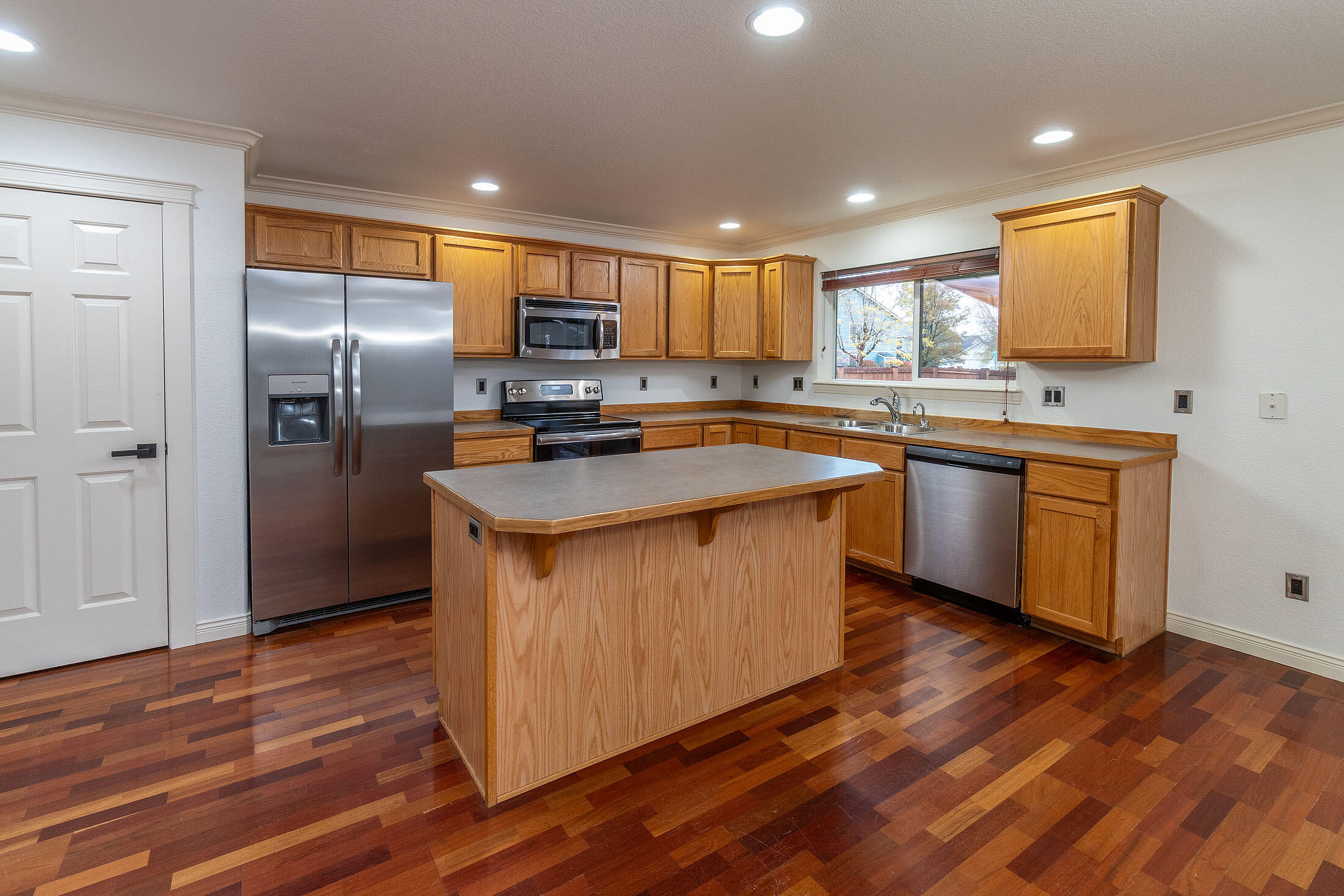 Redmond, Oregon, 97756, United States, 3 Bedrooms Bedrooms, ,3 BathroomsBathrooms,Residential,For Sale,1989039