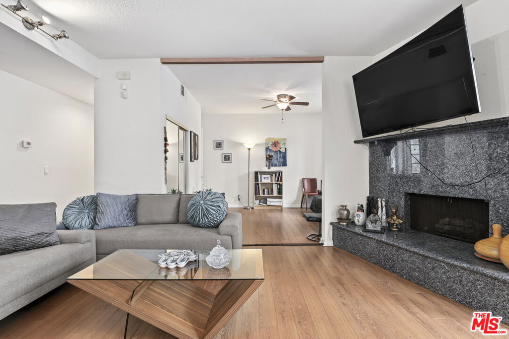 Sherman Oaks, California, 91423, United States, 2 Bedrooms Bedrooms, ,1 BathroomBathrooms,Residential,For Sale,1976281