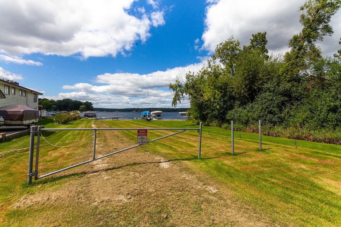 Delafield, Wisconsin, 53072, United States, 3 Bedrooms Bedrooms, ,2 BathroomsBathrooms,Residential,For Sale,1927266