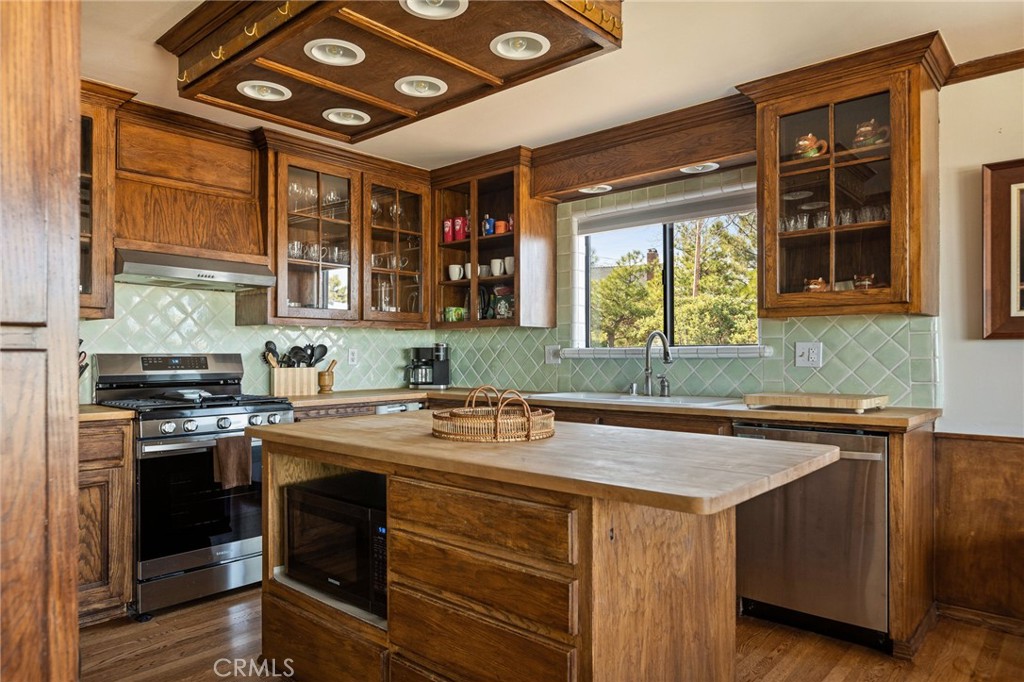 Lake Arrowhead, California, 92352, United States, 6 Bedrooms Bedrooms, ,5 BathroomsBathrooms,Residential,For Sale,1950962