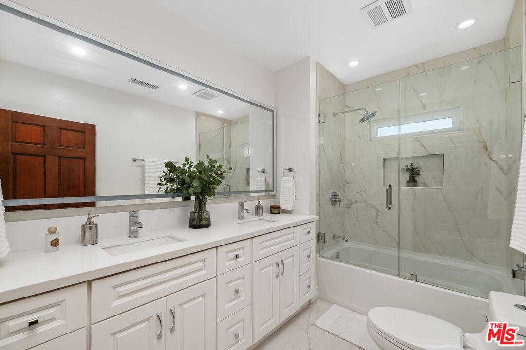 Los Angeles, California, 90004, United States, 4 Bedrooms Bedrooms, ,3 BathroomsBathrooms,Residential,For Sale,1785182