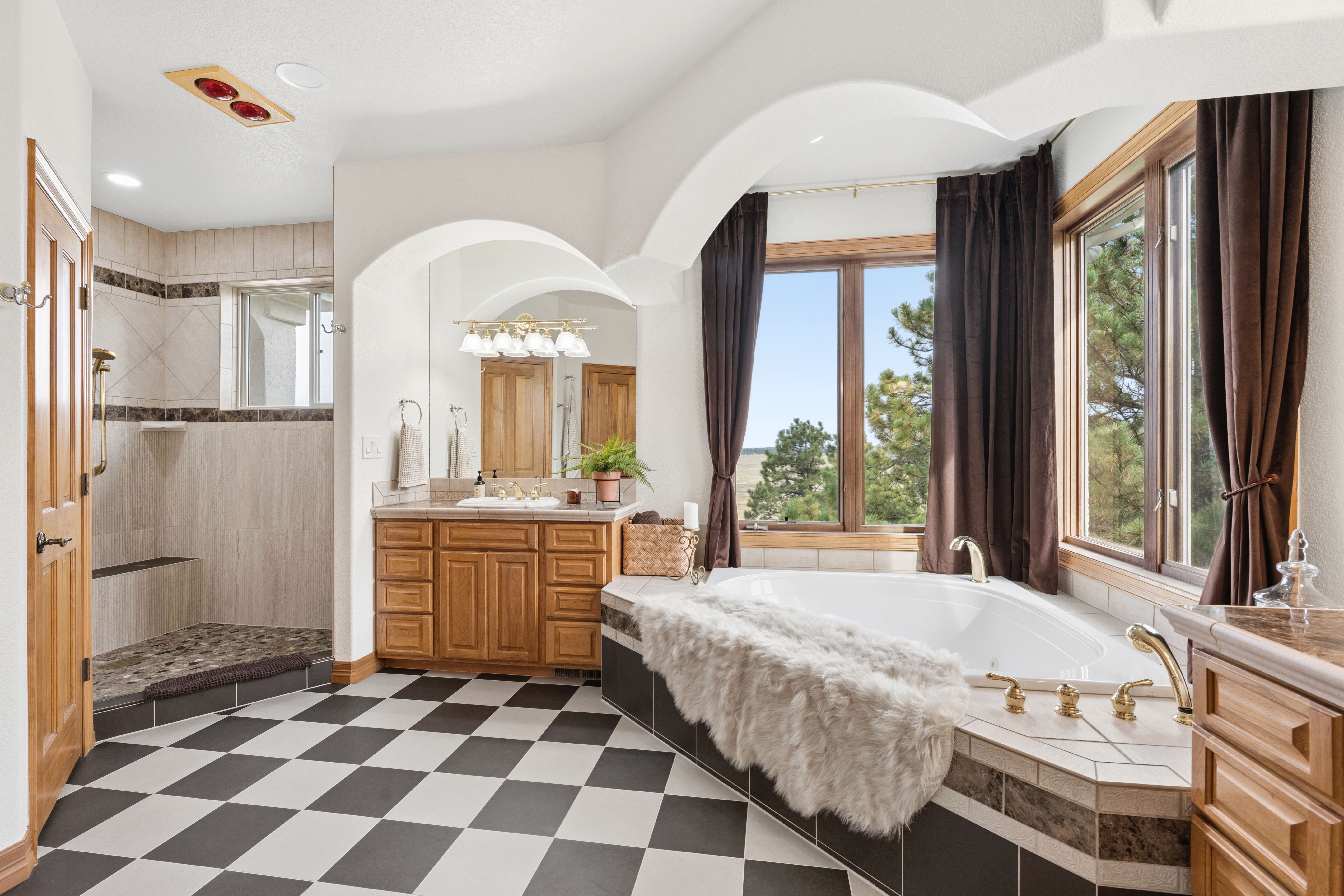  Remodeled 6,100 sq ft rancher on a magical setting spanning 72 acres - 物件實景