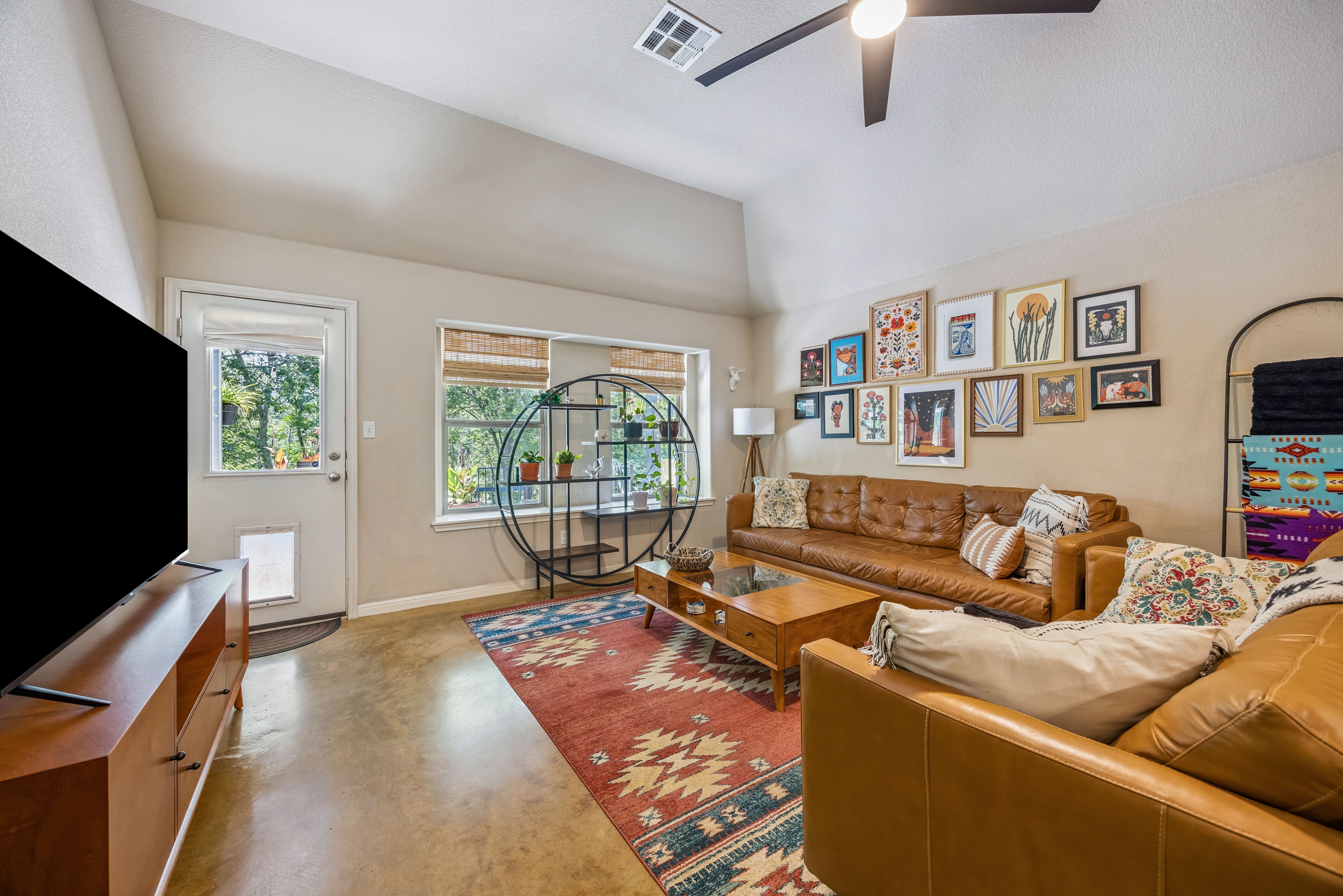  Single-Story Retreat Backing to Greenbelt in Knollwood on the Colorado River - 物件實景