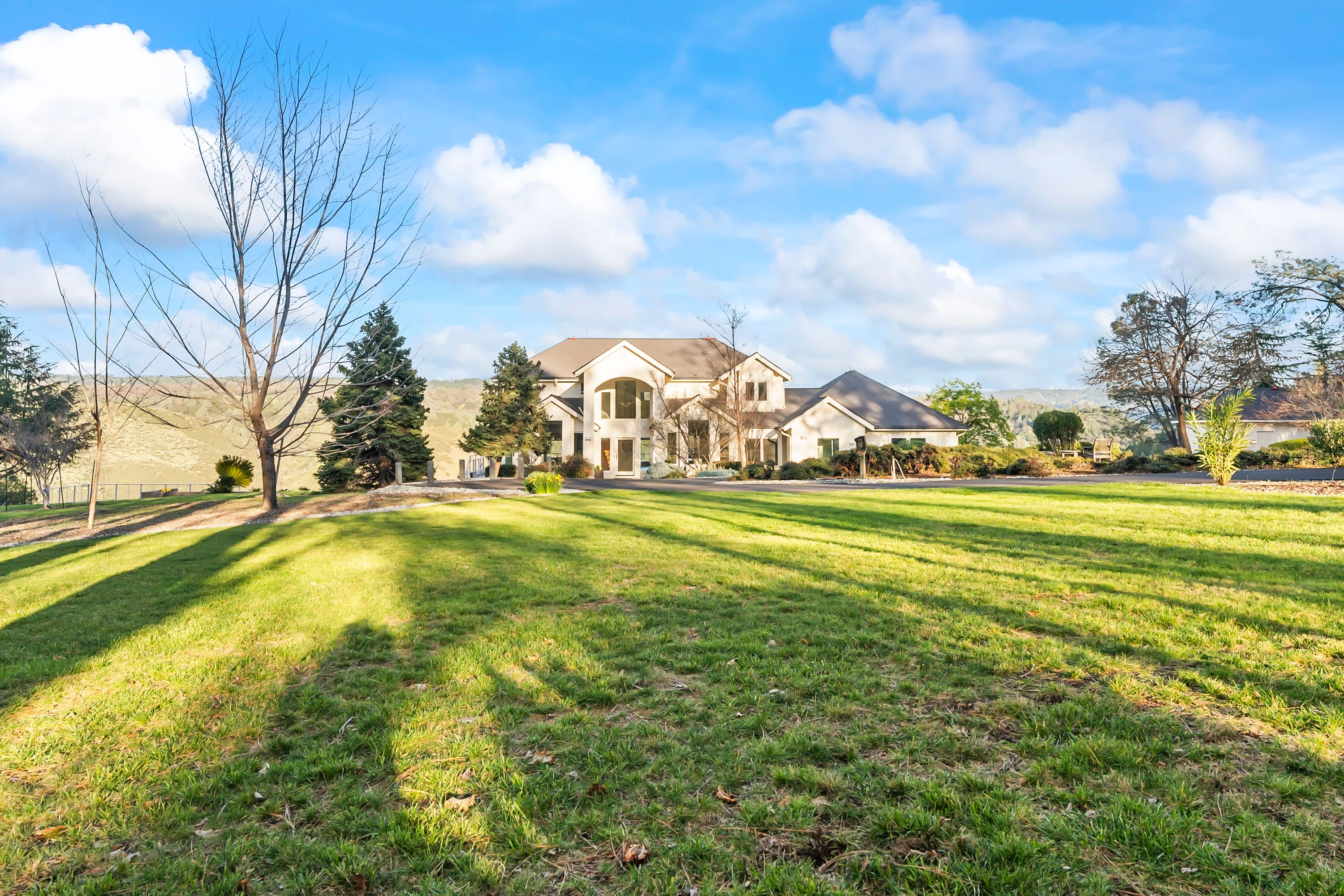  River Views • Pool • A Striking Estate That Makes a Statement - 物件實景