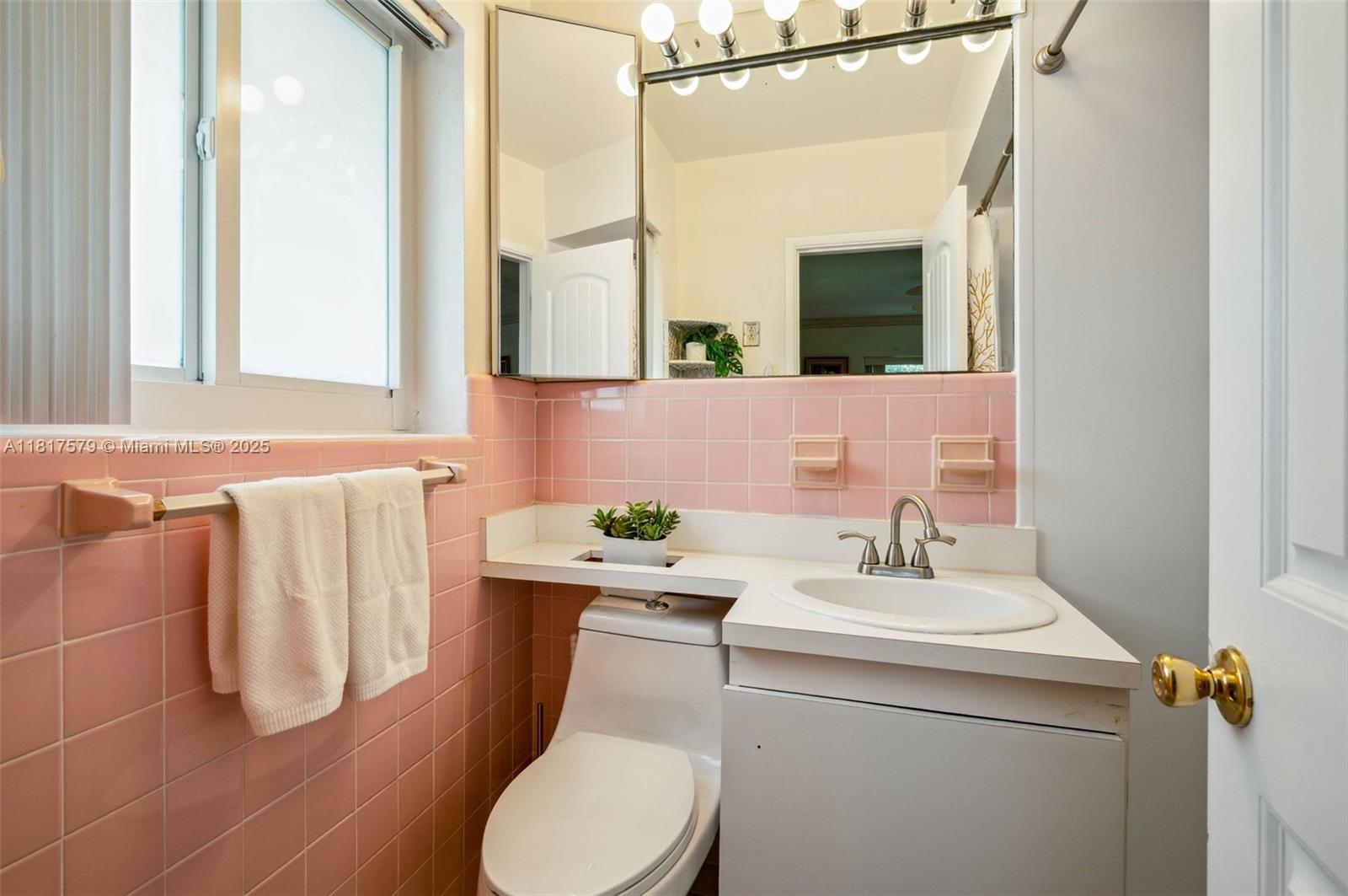 Hollywood, Florida, 33020, United States, 3 Bedrooms Bedrooms, ,2 BathroomsBathrooms,Residential,For Sale,1849776