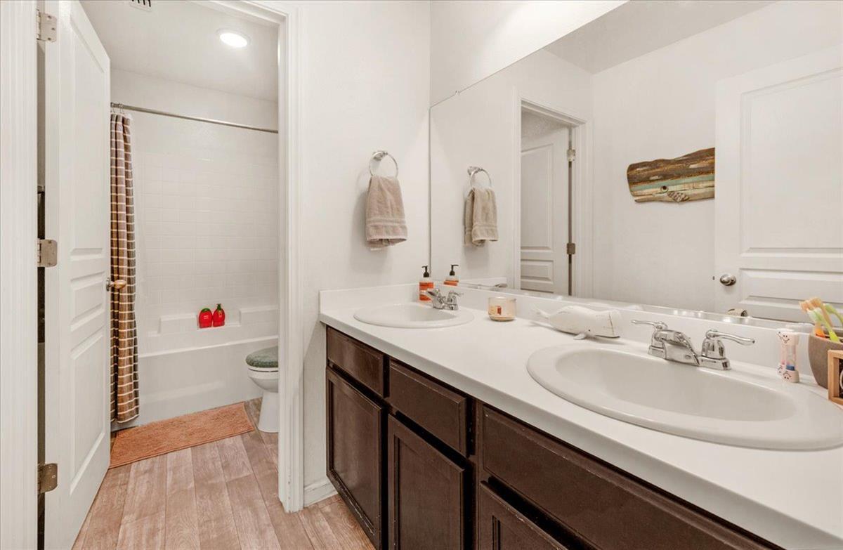 Fresno, California, 93722, United States, 5 Bedrooms Bedrooms, ,3 BathroomsBathrooms,Residential,For Sale,1982186