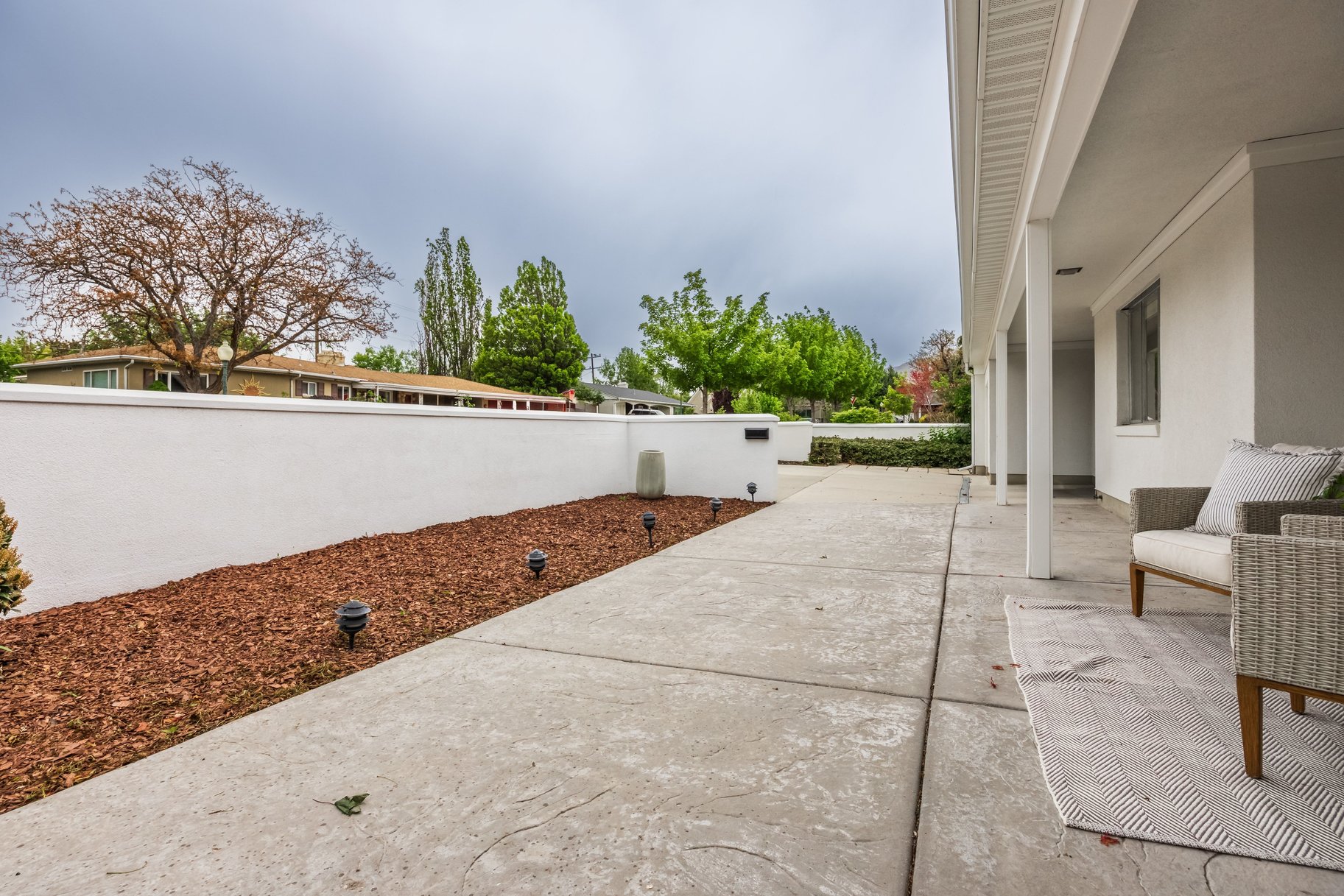  Elegant Contemporary Rambler in Sought After Neighborhood - 物件實景