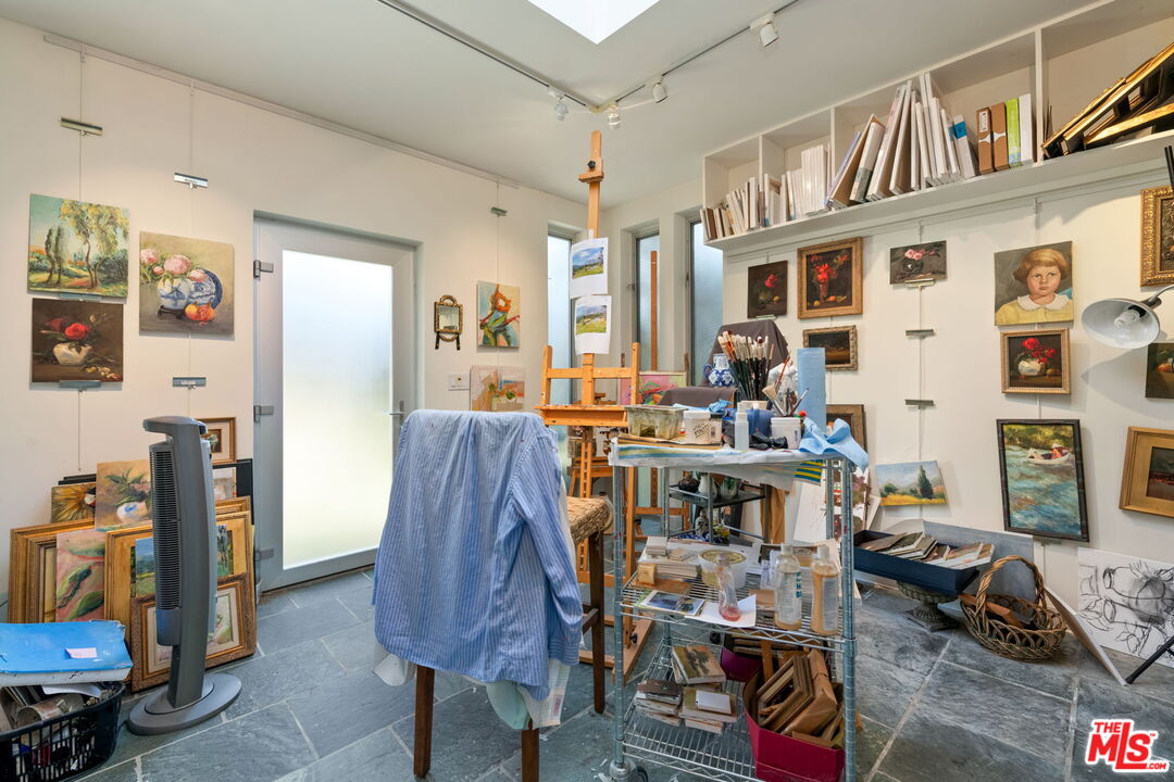 Los Angeles, California, 90049, United States, 4 Bedrooms Bedrooms, ,1 BathroomBathrooms,Residential,For Sale,1991602