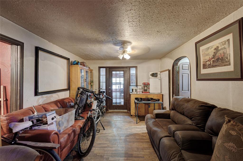 Dallas, Texas, 75216, United States, 5 Bedrooms Bedrooms, ,1 BathroomBathrooms,Residential,For Sale,1851702