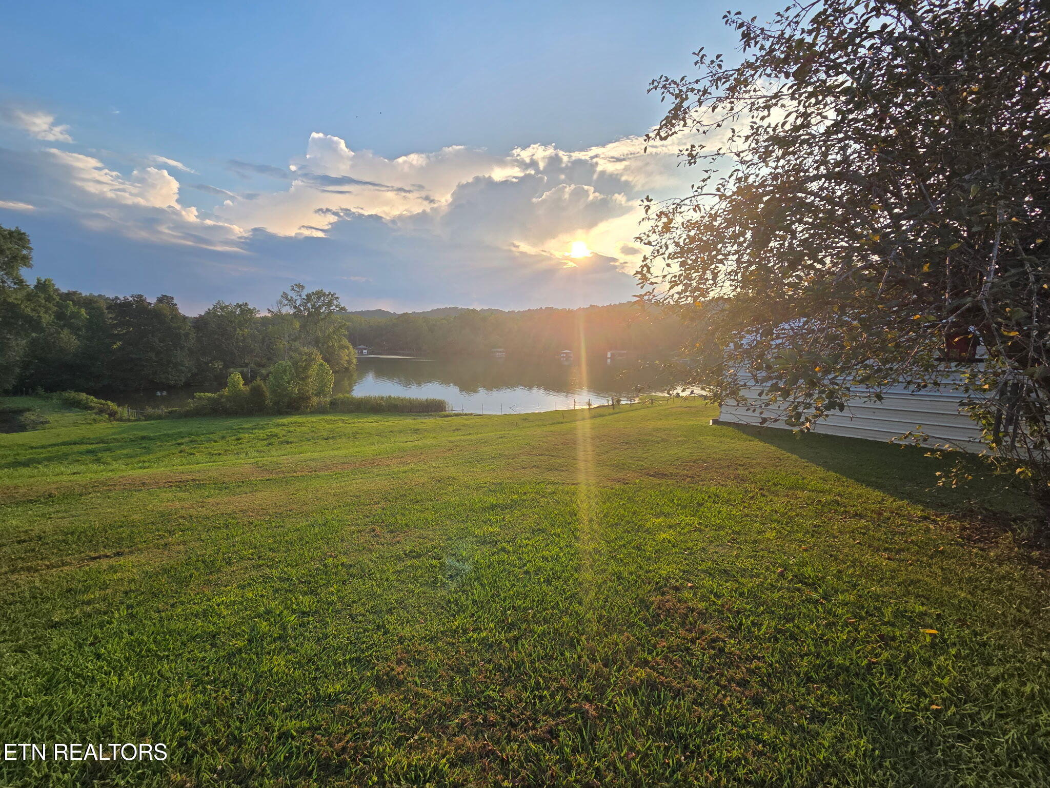 Kingston, Tennessee, 37763, United States, 3 Bedrooms Bedrooms, ,2 BathroomsBathrooms,Residential,For Sale,1891153