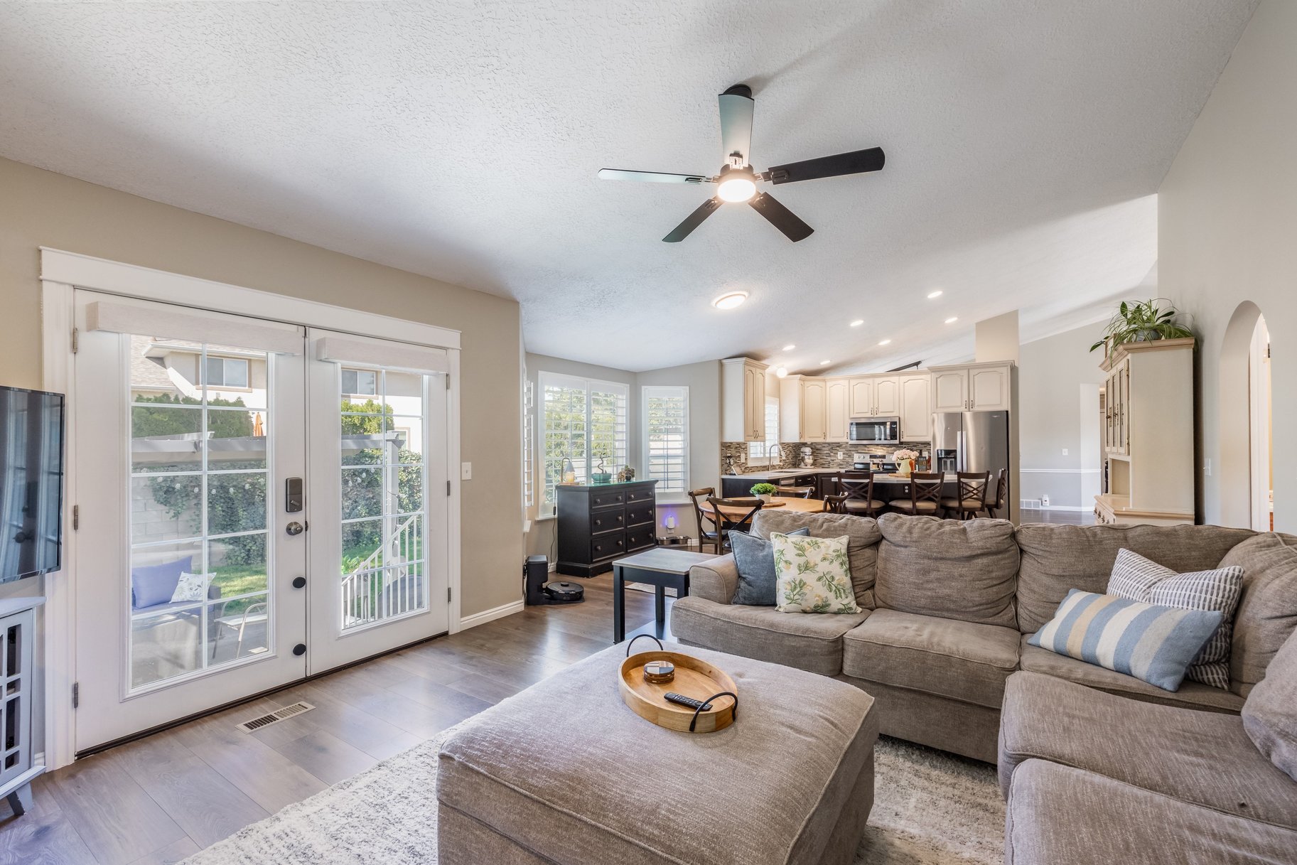  Multigenerational Living in South Jordan: 5 Beds, 2 Kitchens, 0.33-Acre Lot - 物件實景