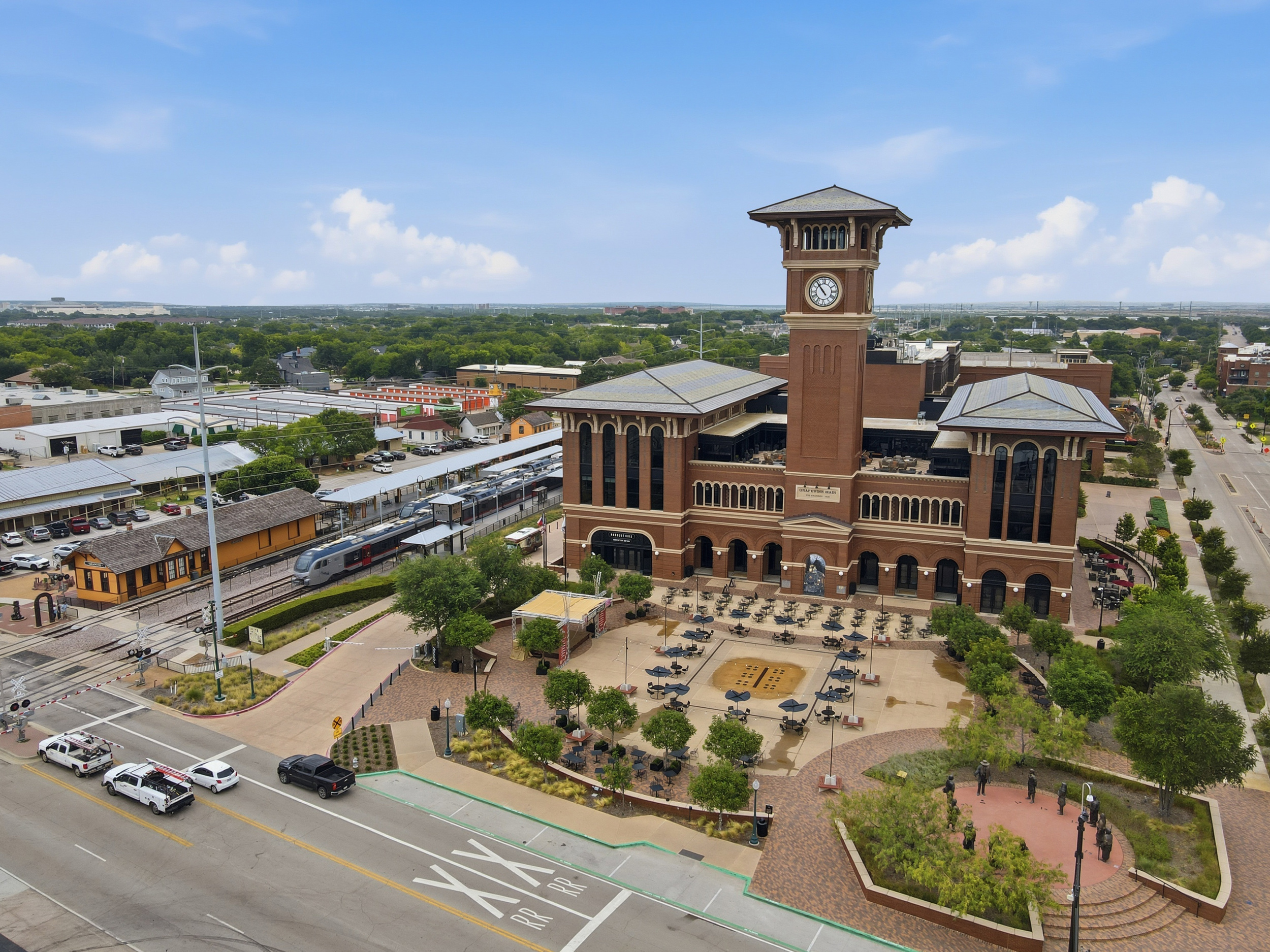  A Rare Opportunity to Live in Historic Downtown Grapevine - 物件實景