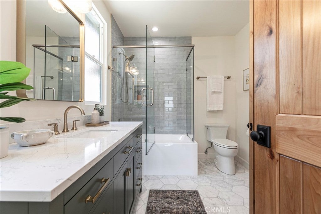 Los Angeles, California, 90027, United States, 4 Bedrooms Bedrooms, ,3 BathroomsBathrooms,Residential,For Sale,1942315