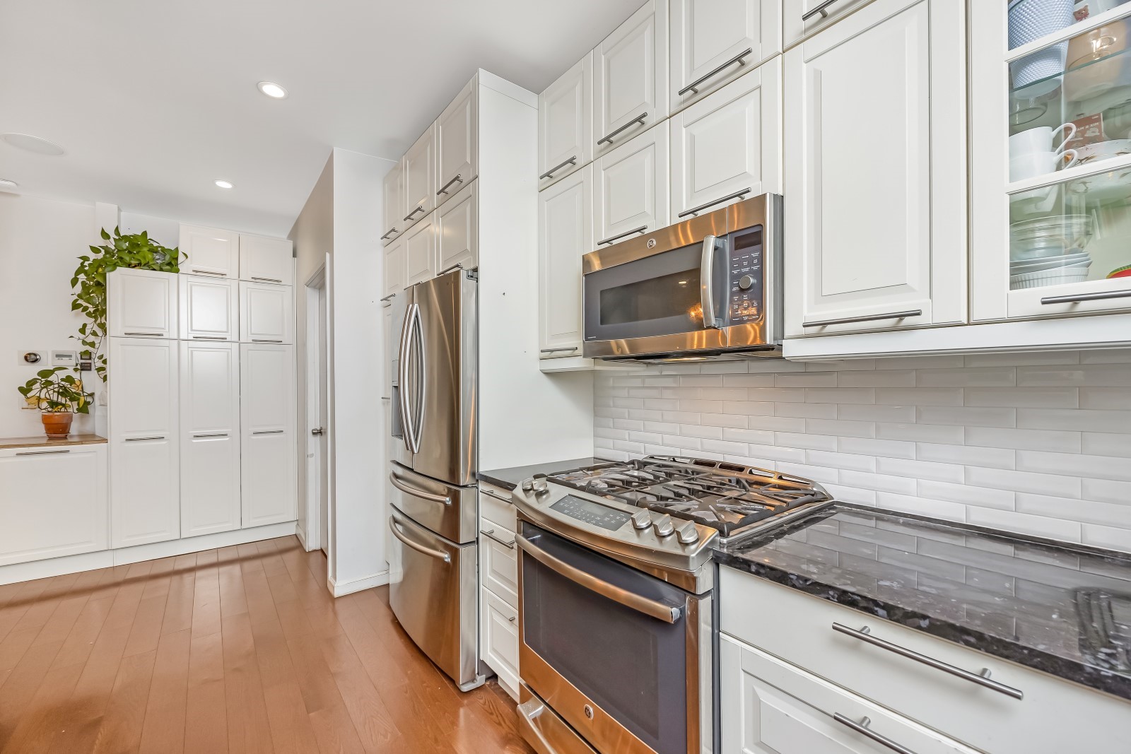 Middle Village, New York, 11379, United States, 3 Bedrooms Bedrooms, ,2 BathroomsBathrooms,Residential,For Sale,2001755